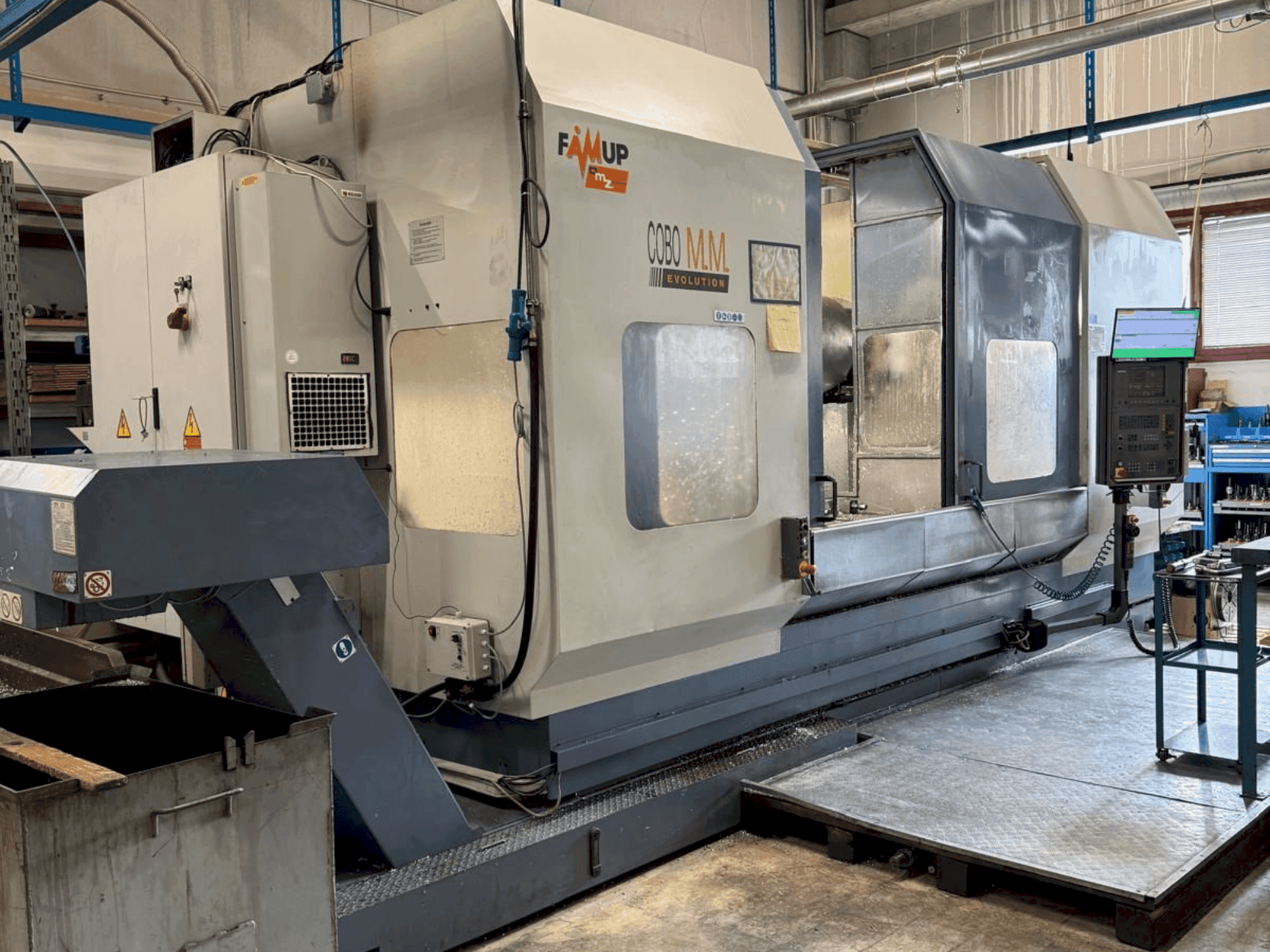 Koneen FAMUP COBO MM 3000 etunäkymä