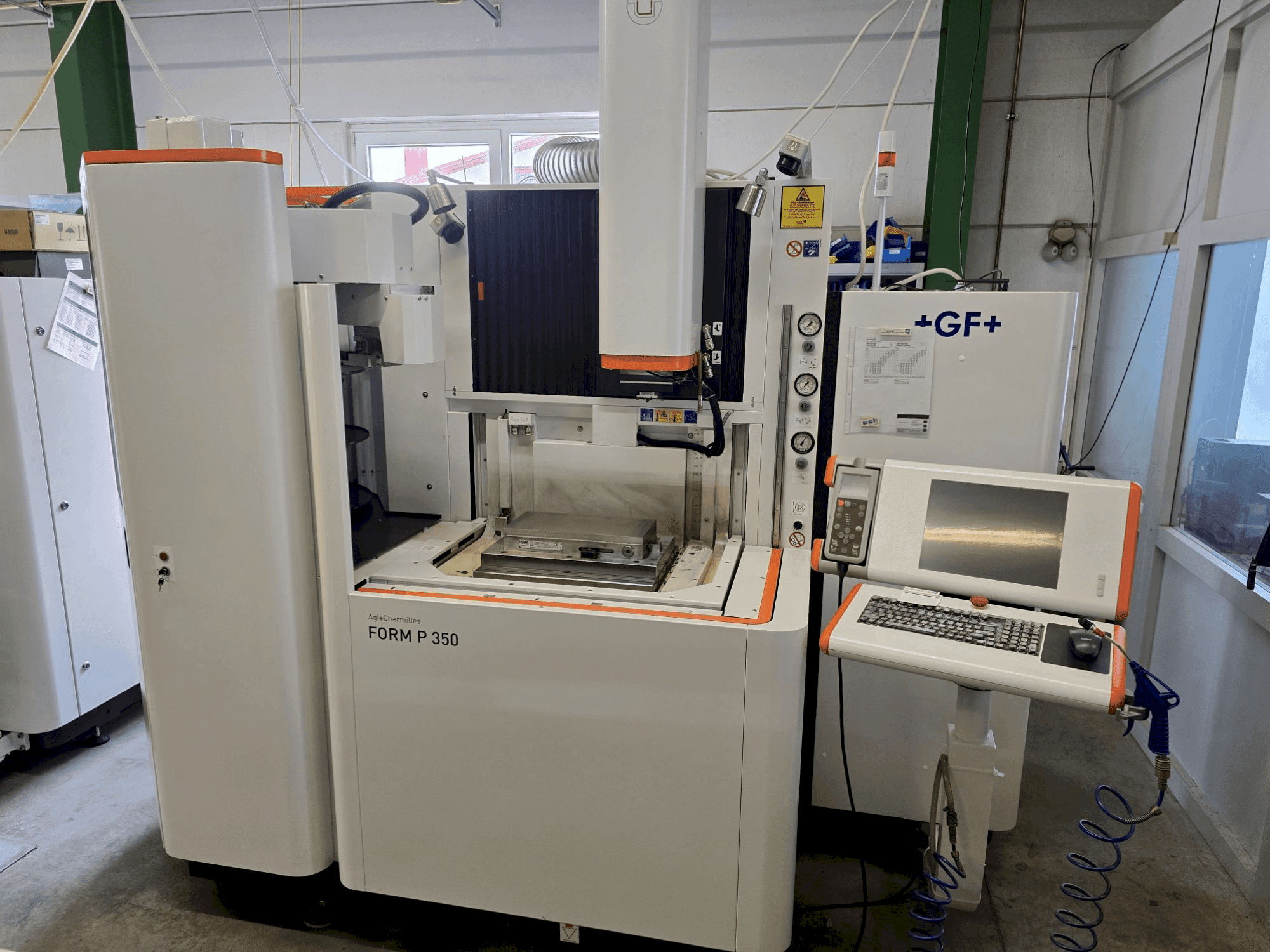 Koneen AgieCharmilles FORM P 350 etunäkymä