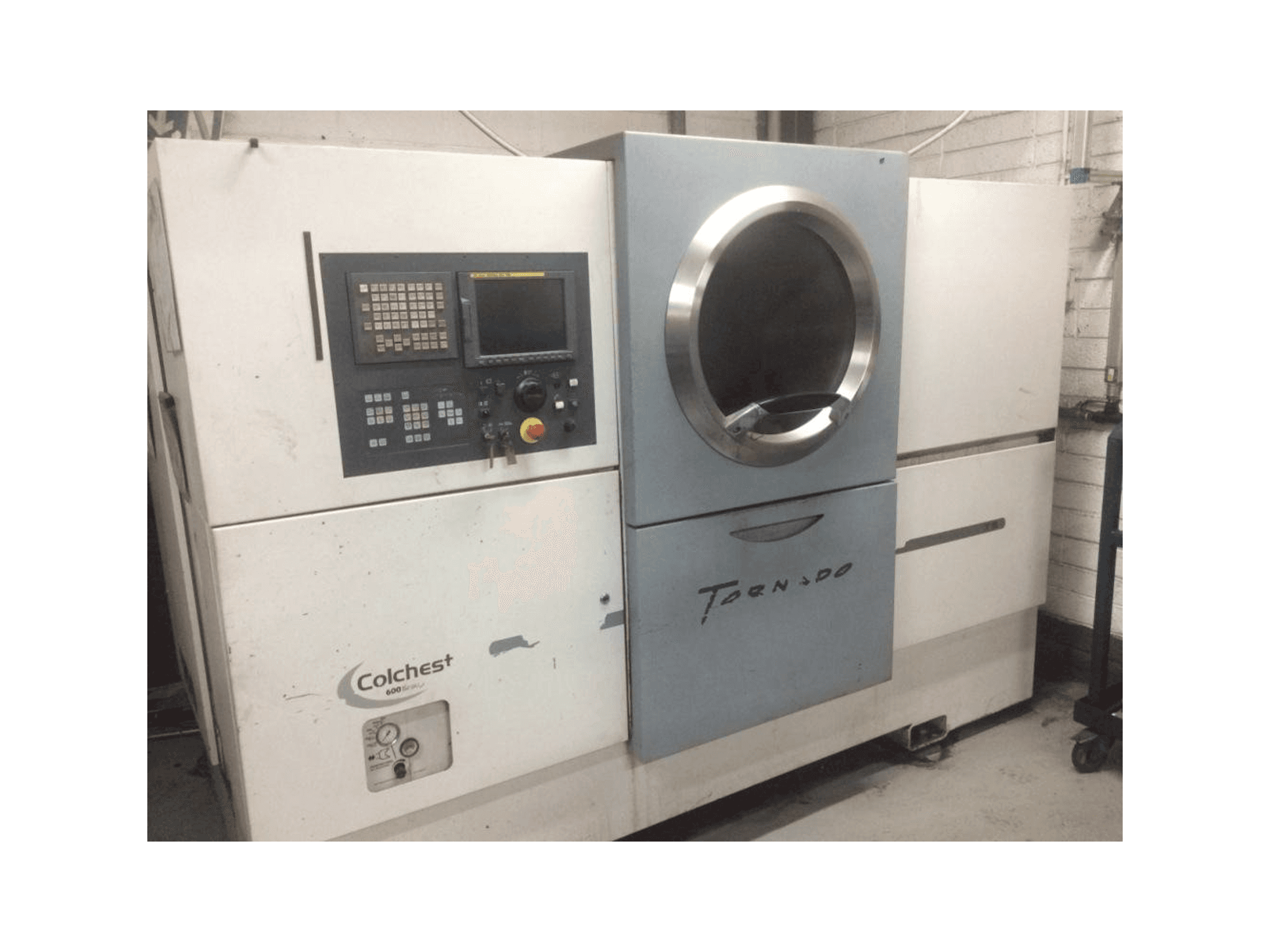 Koneen Colchester Tornado T8 etunäkymä