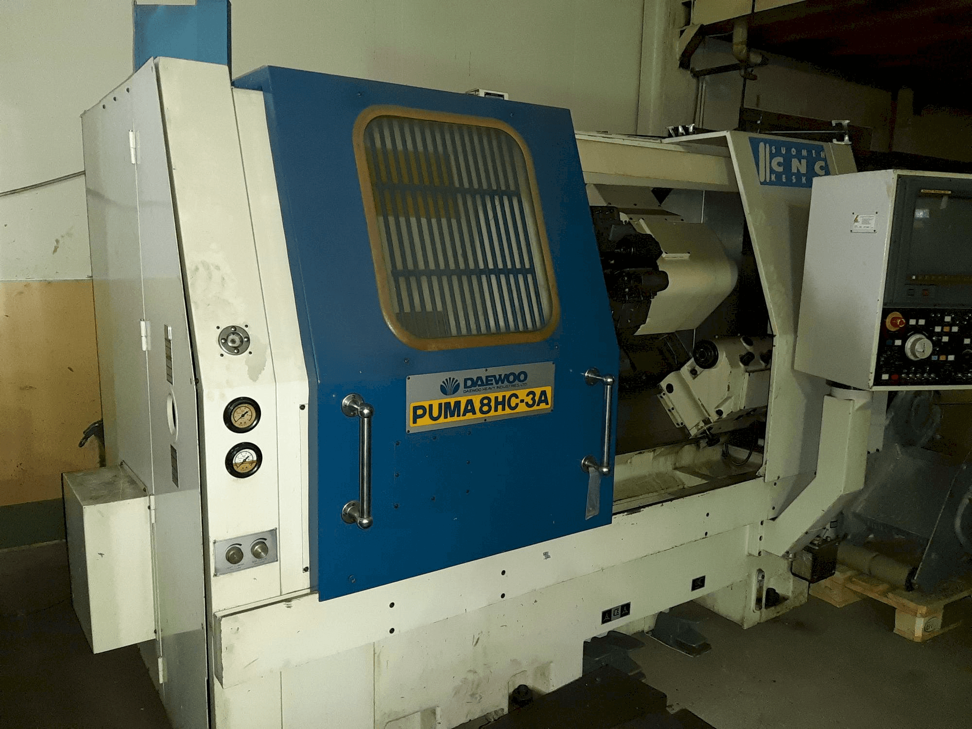 Koneen DAEWOO PUMA 8HC-3A etunäkymä