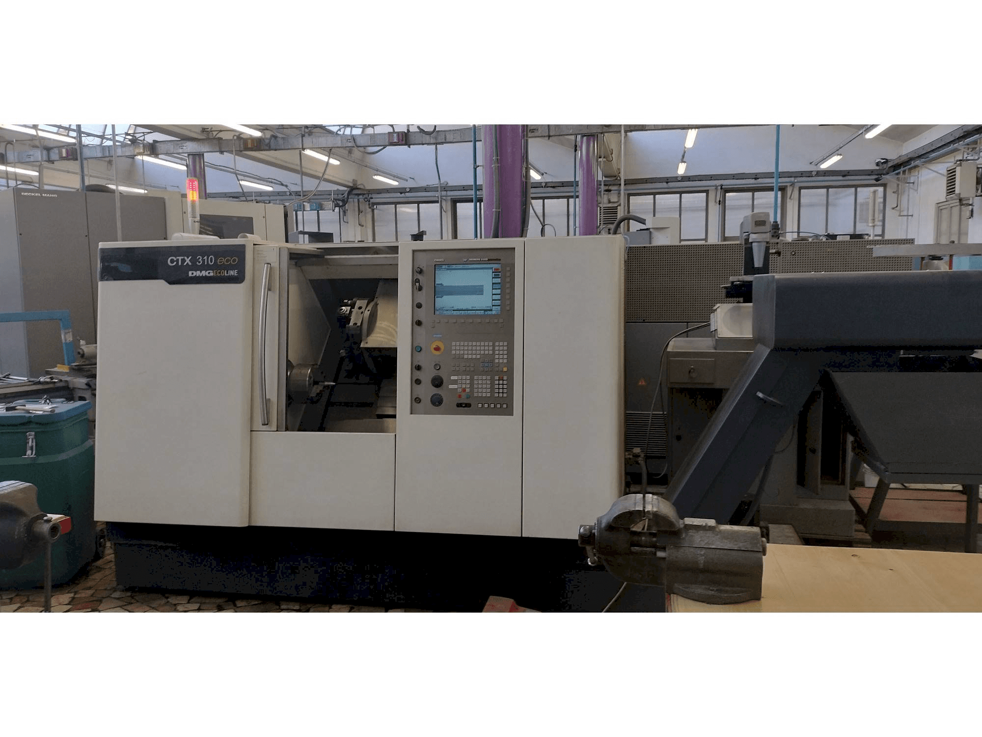 Koneen DMG CTX 310 ecoline etunäkymä