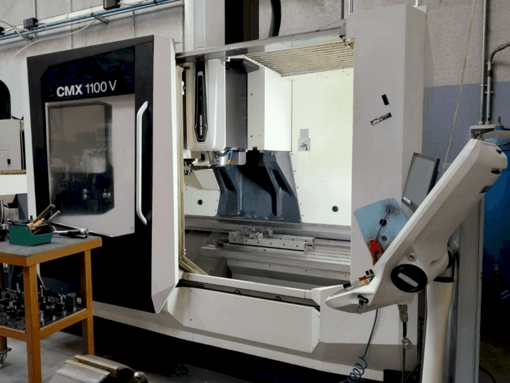 Koneen DMG MORI CMX 1100V etunäkymä
