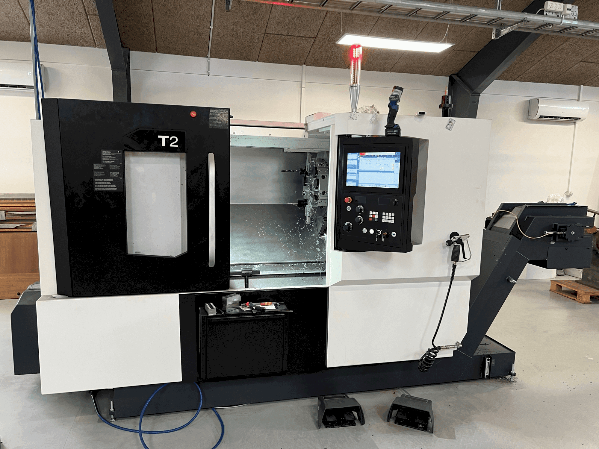 Koneen DMG MORI T2 etunäkymä