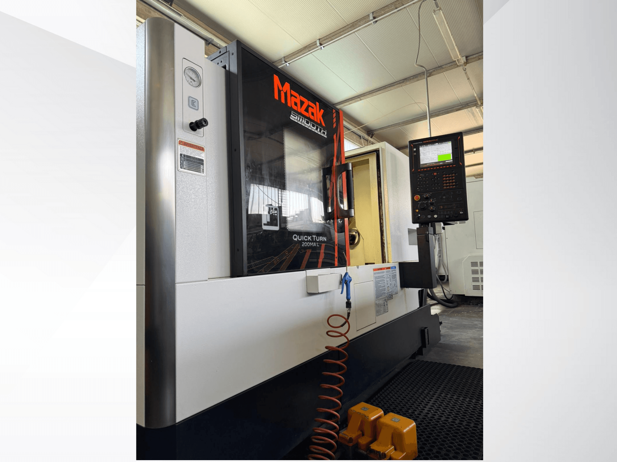 Mazak Quick Turn CNC-sorvi, harmaa ja musta, sivukuva, jossa näkyy ohjauspaneeli ja painemittari. Ihanteellinen tarkkuustyöstöön.