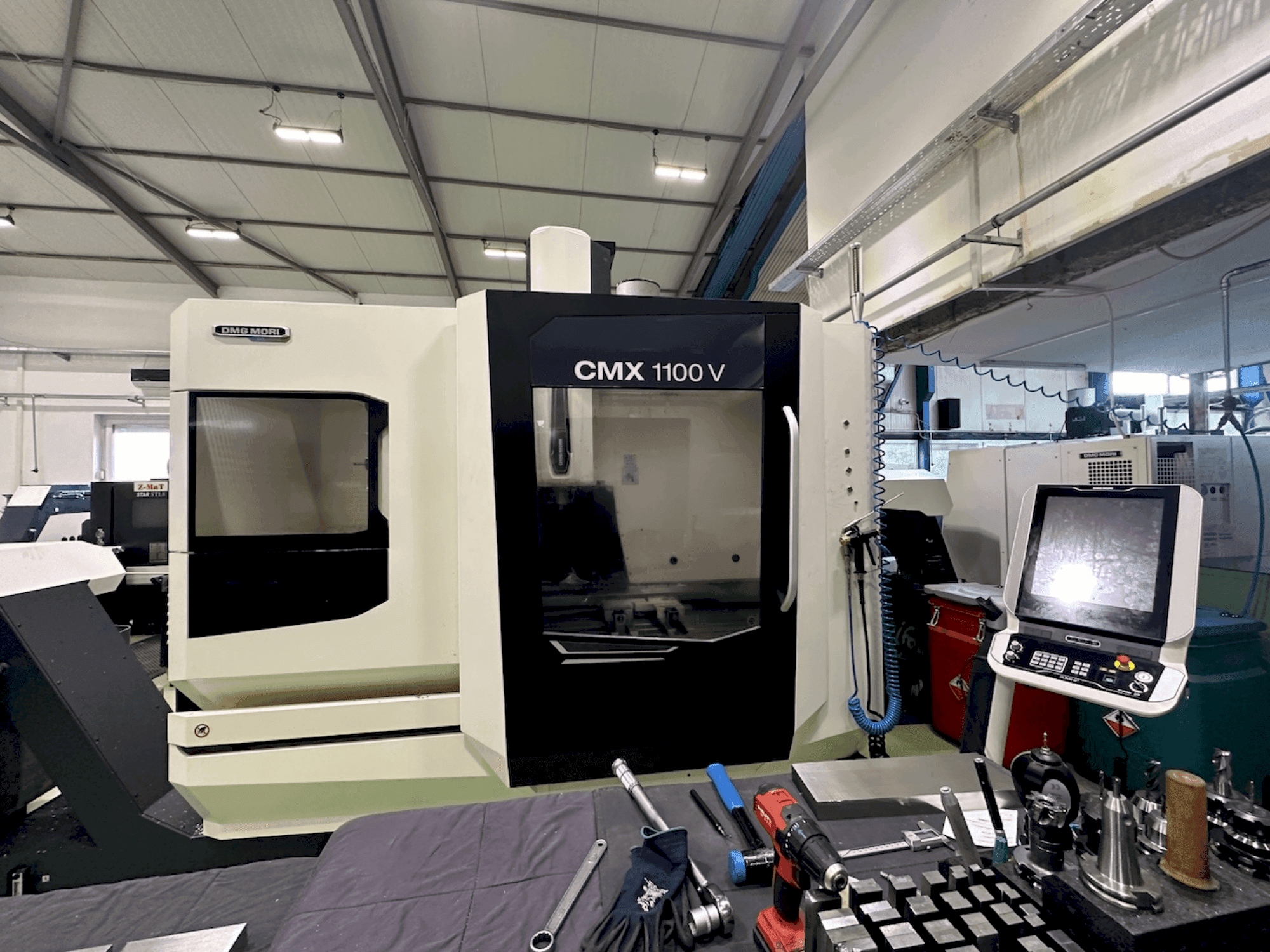 Koneen DMG MORI CMX 1100 V etunäkymä