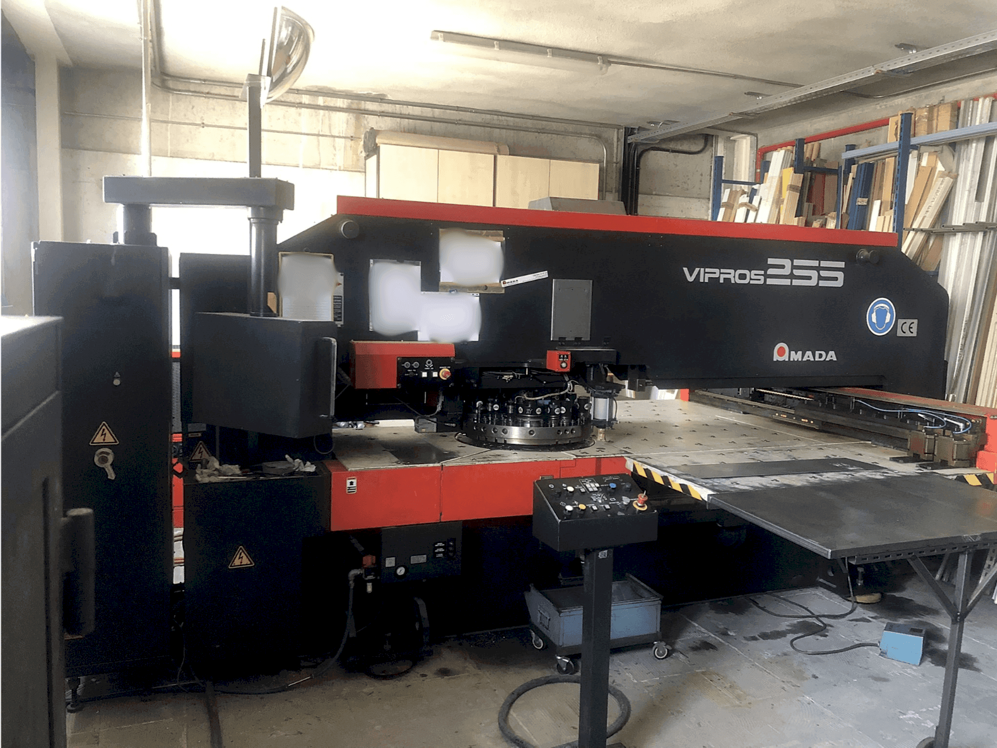 Koneen AMADA Vipros 255 etunäkymä