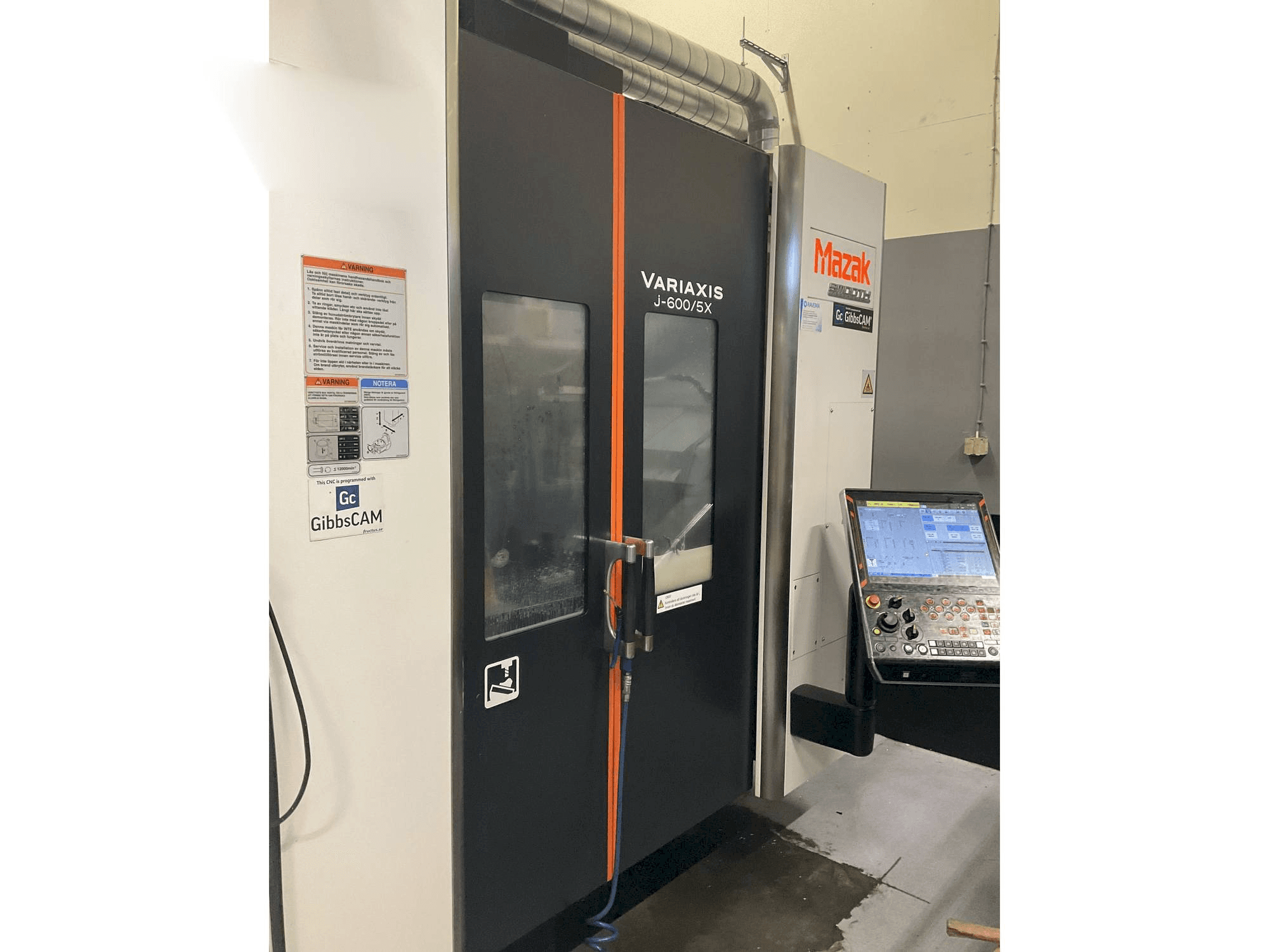 Koneen Mazak Variaxis J-600 etunäkymä