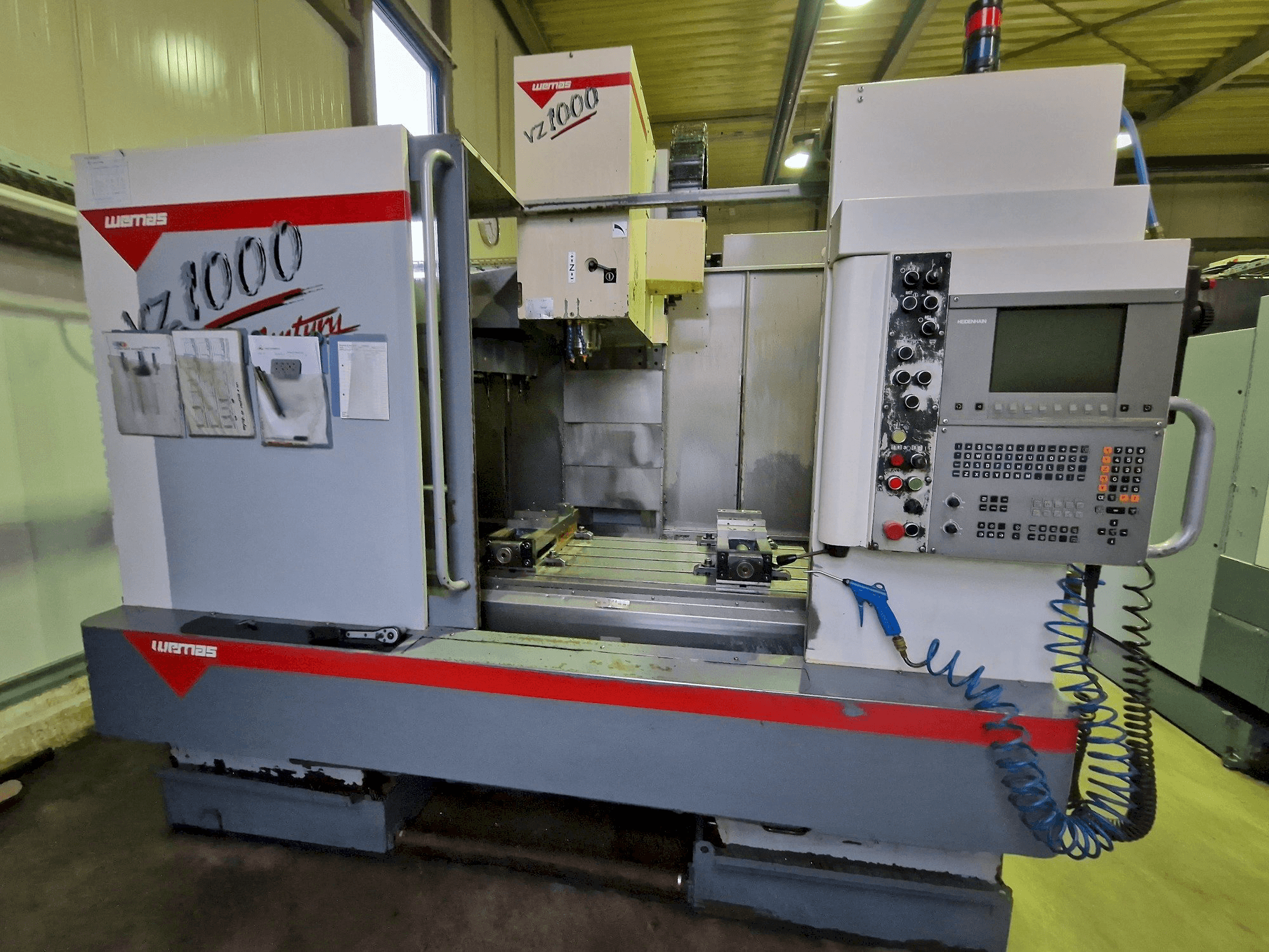 Koneen WEMAS VZ 1000 etunäkymä