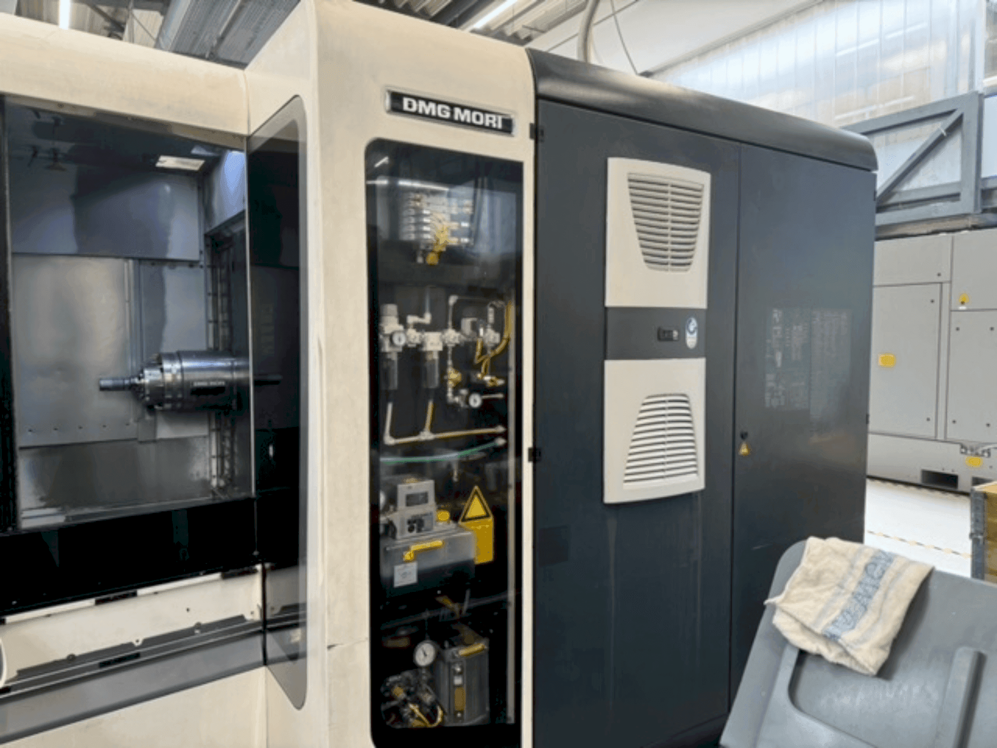 Koneen DMG MORI NHX 4000 etunäkymä
