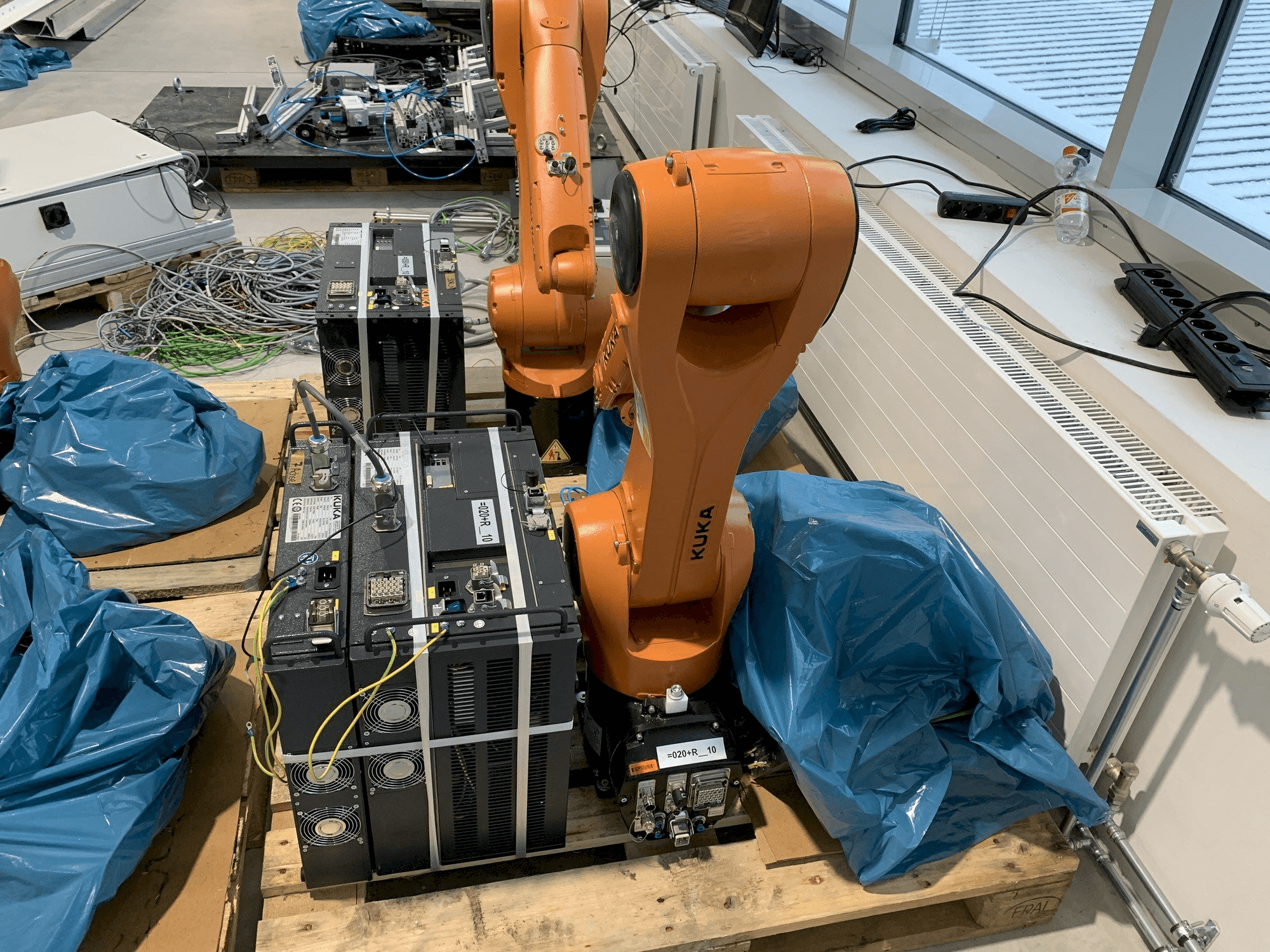 Koneen KUKA KR10 R1100 etunäkymä