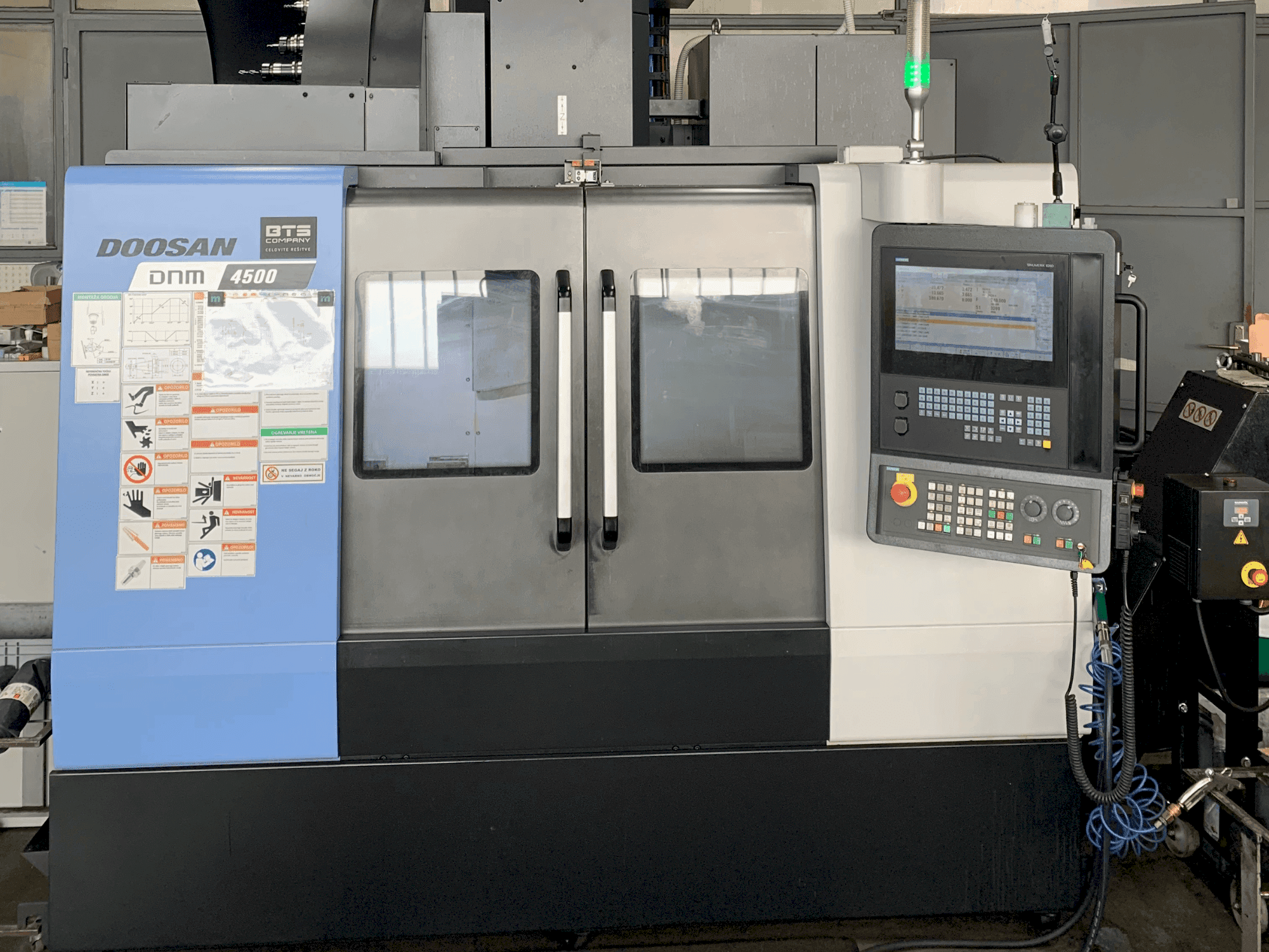 Koneen DOOSAN DNM 4500 etunäkymä