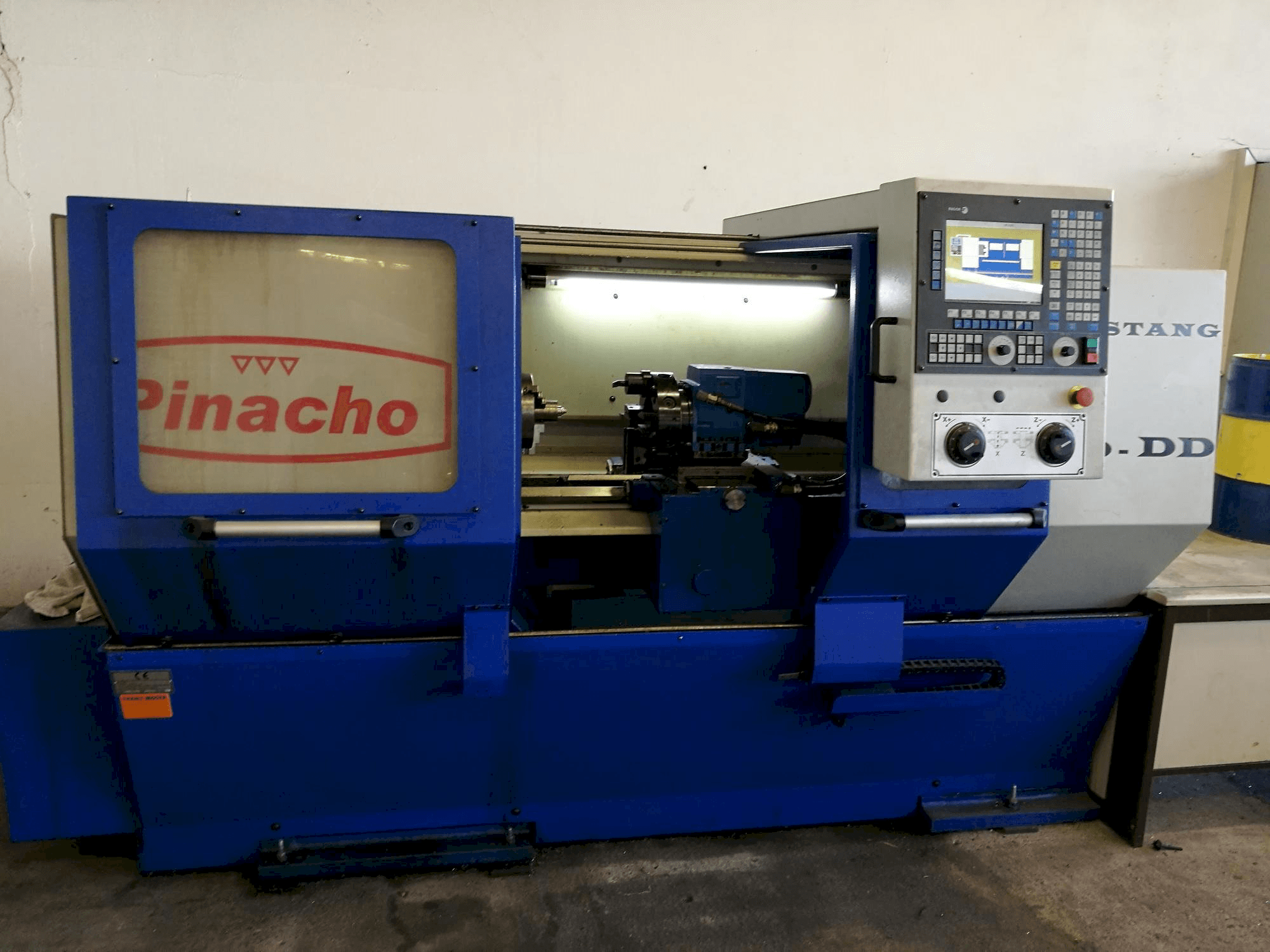 Koneen Pinacho Mustang 200-DD etunäkymä