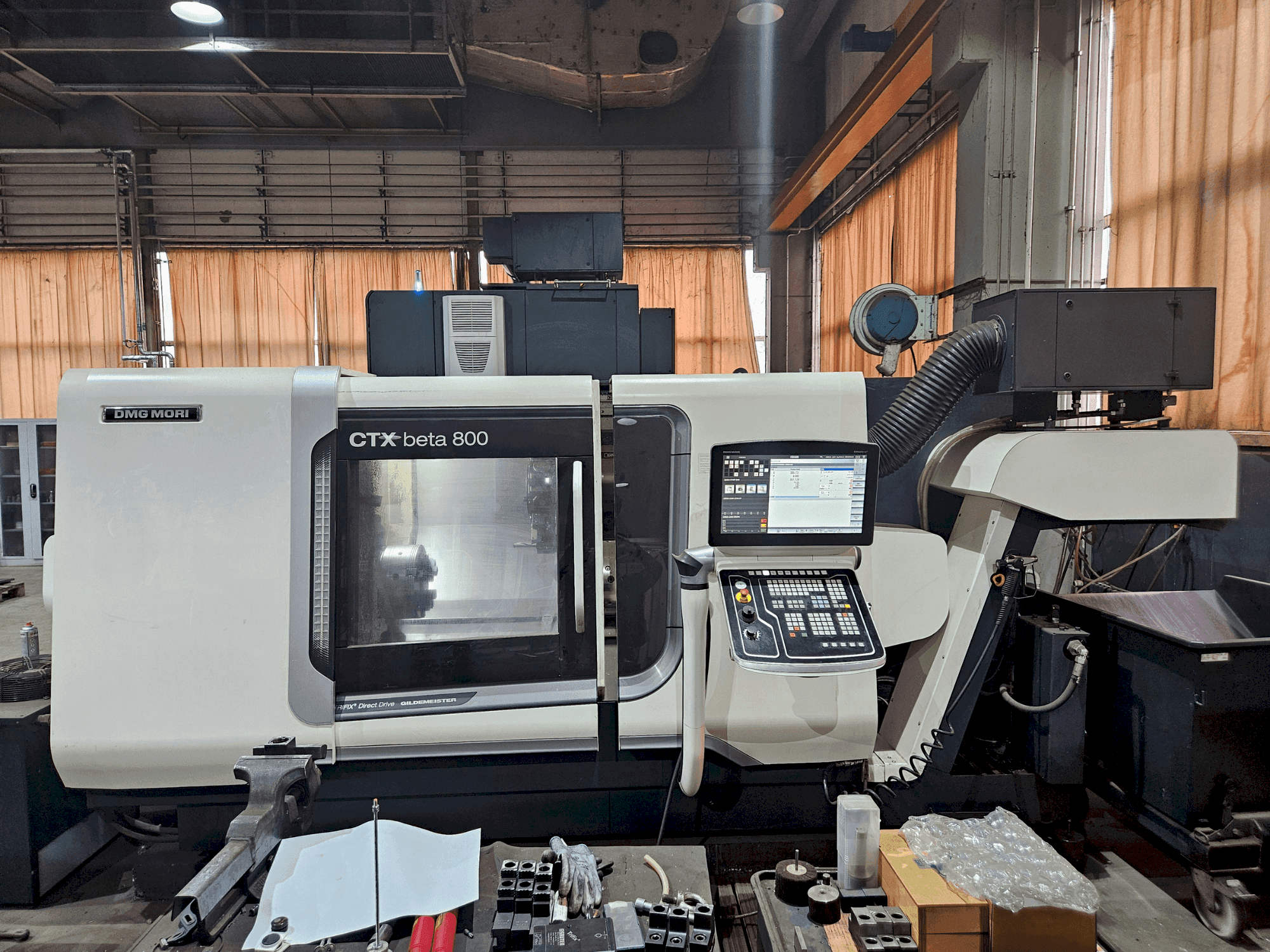Koneen DMG MORI CTX beta 800 etunäkymä