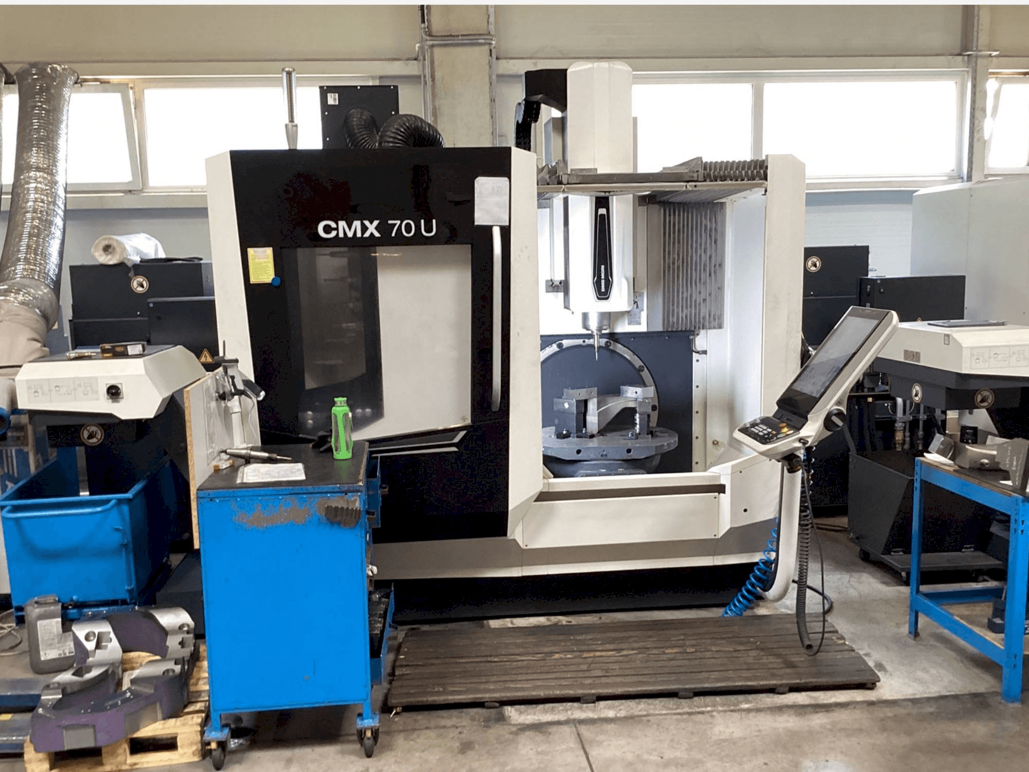 Koneen DMG MORI CMX 70U etunäkymä