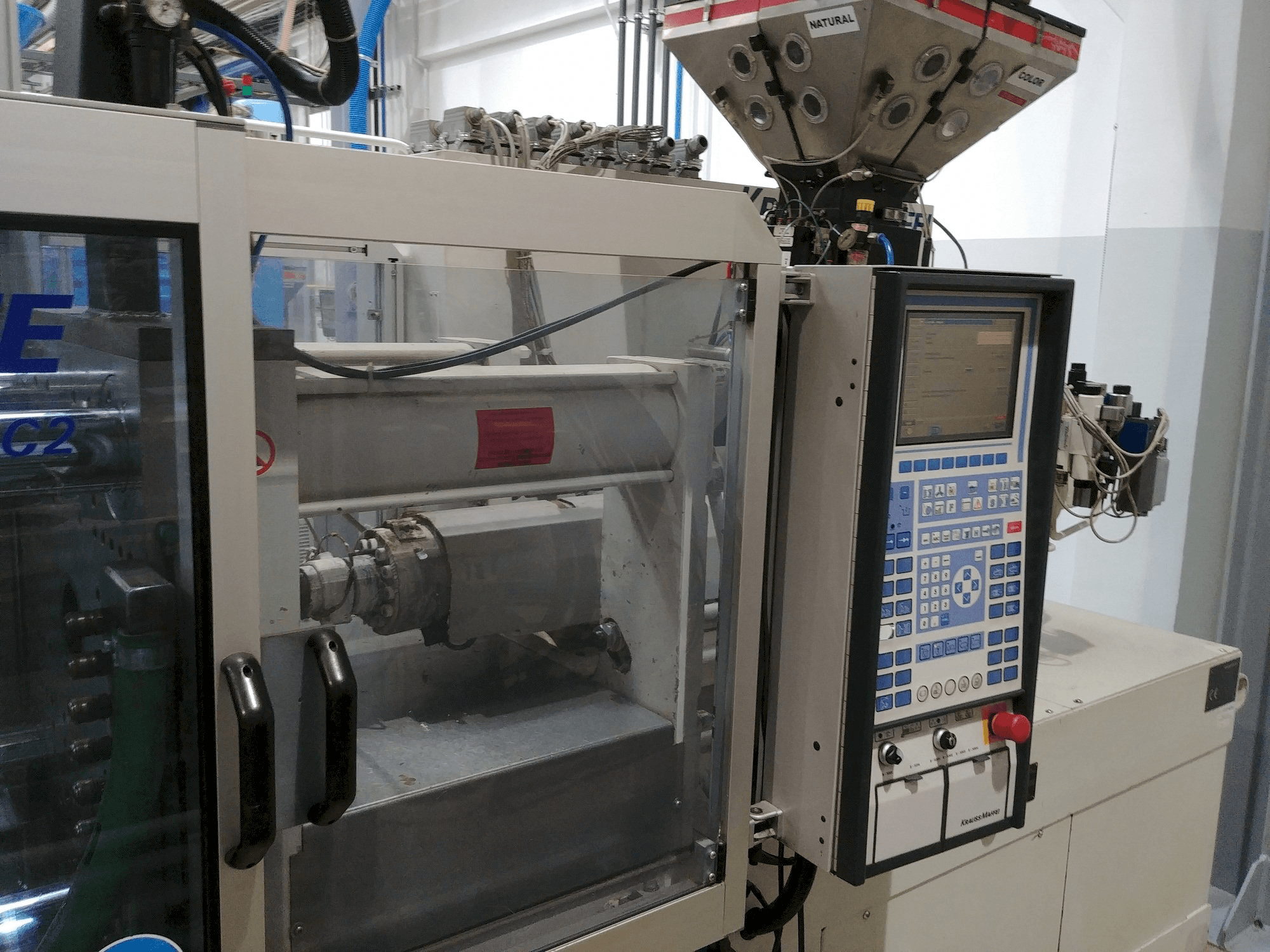 Koneen Krauss Maffei KM 80-220 C vasen näkymä