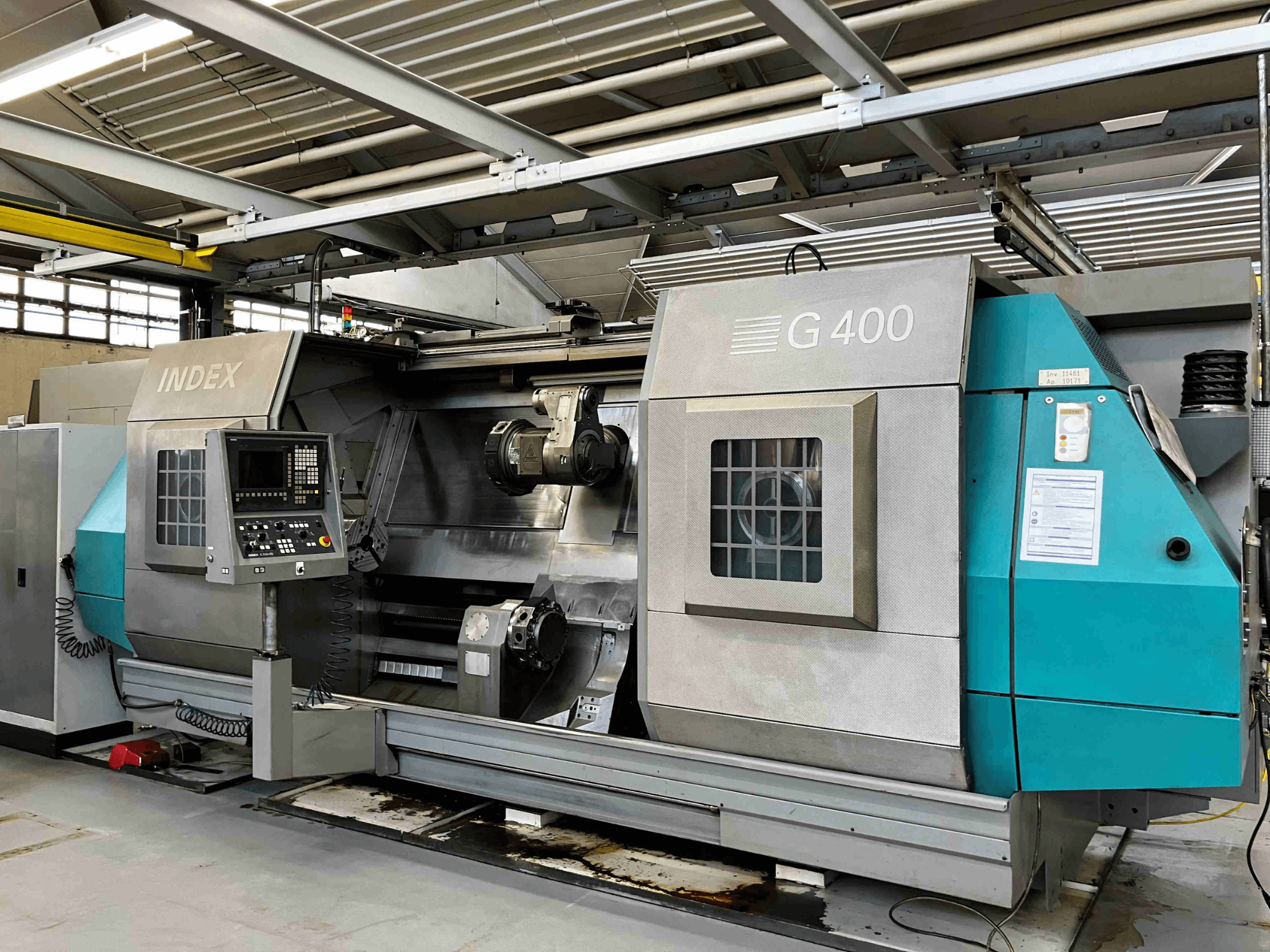 INDEX G400 CNC-sorvi, etukuva, jossa on numeerisella näytöllä varustettu ohjauspaneeli ja kaksoiskara tarkkaa työstöä varten.