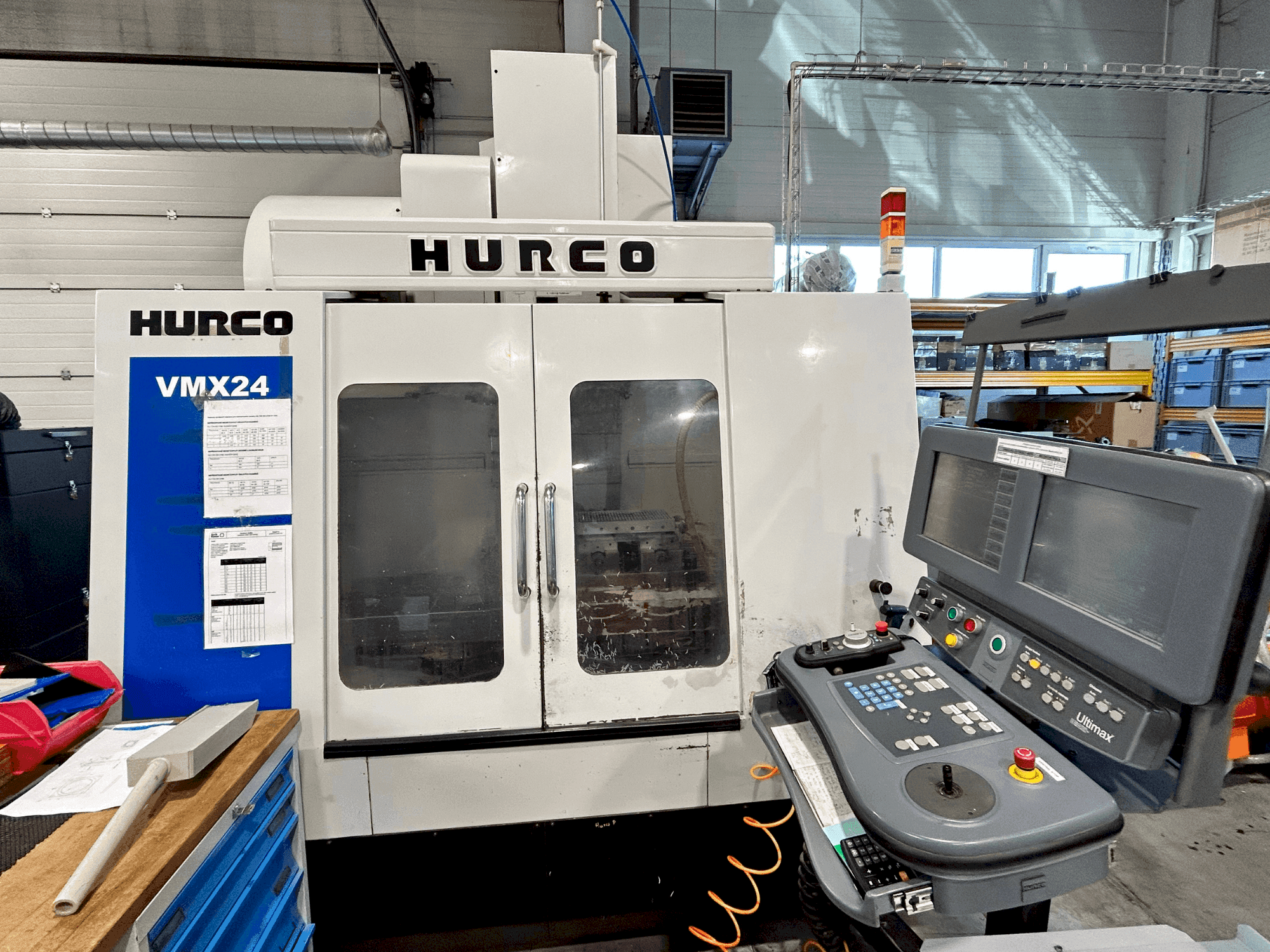 Koneen Hurco VMX24 etunäkymä