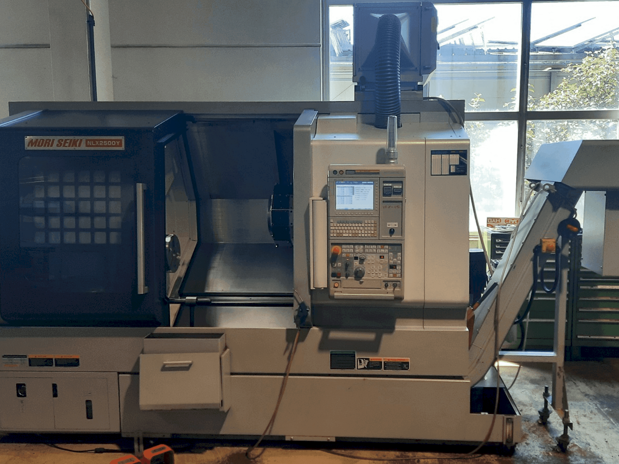 Koneen DMG Mori Seiki NLX2500Y 700 etunäkymä