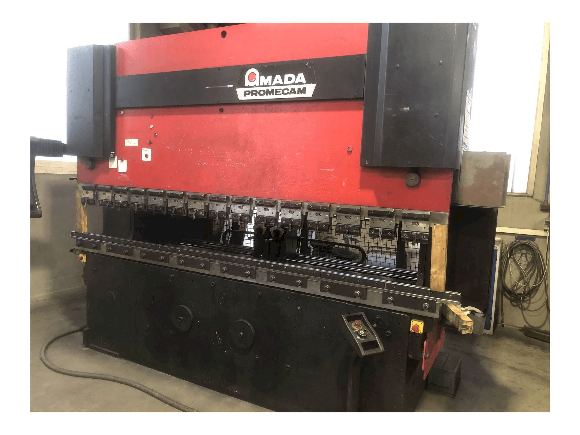 Koneen AMADA HFB 125 etunäkymä