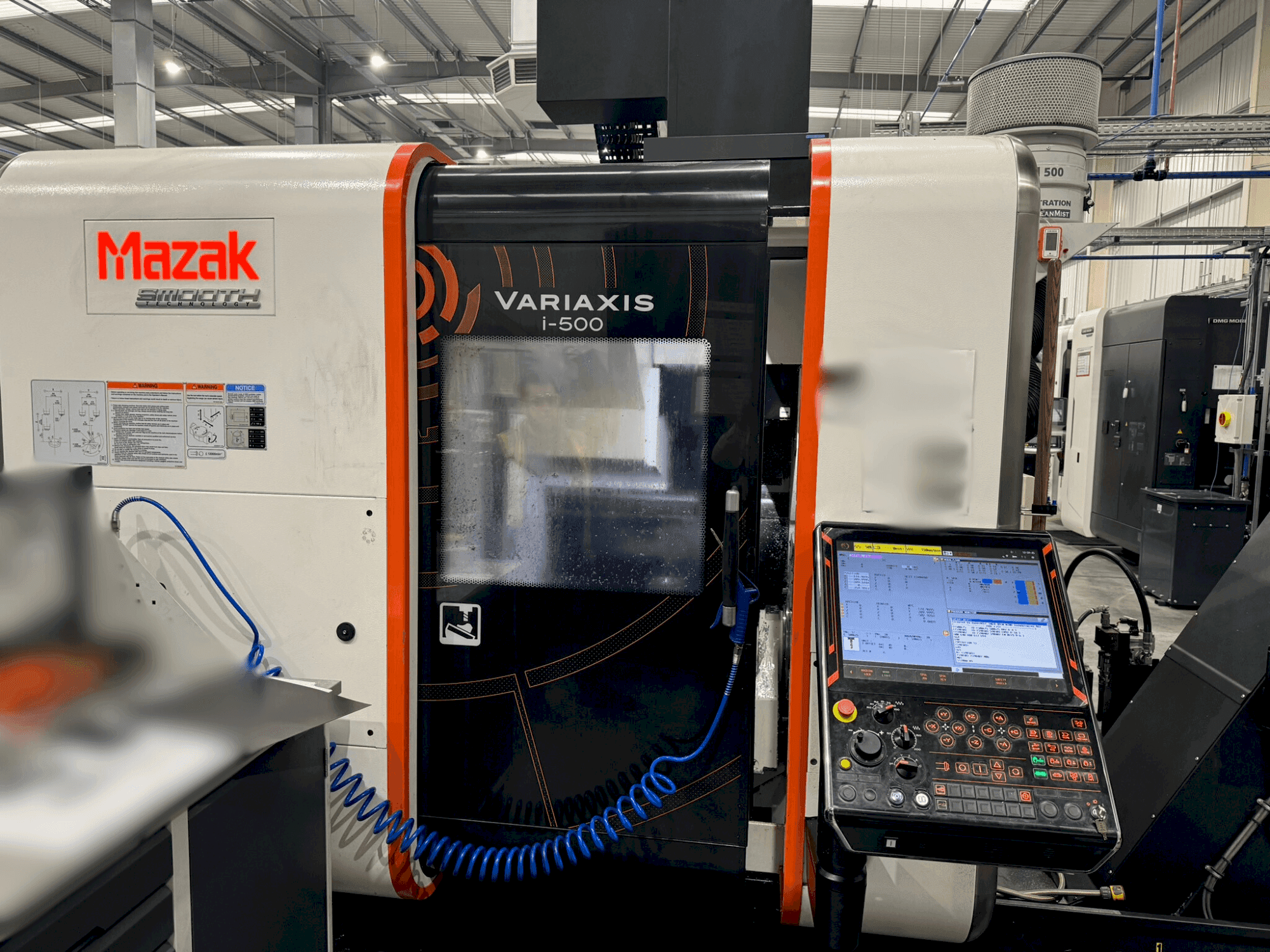 Koneen Mazak Variaxis i-500 etunäkymä