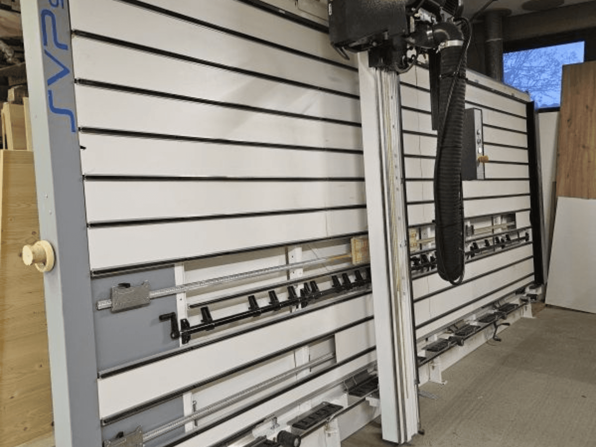 SVP-liukulevysaha työpajassa, etukuva, jossa on säädettävät kiskot ja yläpuolinen pölynpoistojärjestelmä.