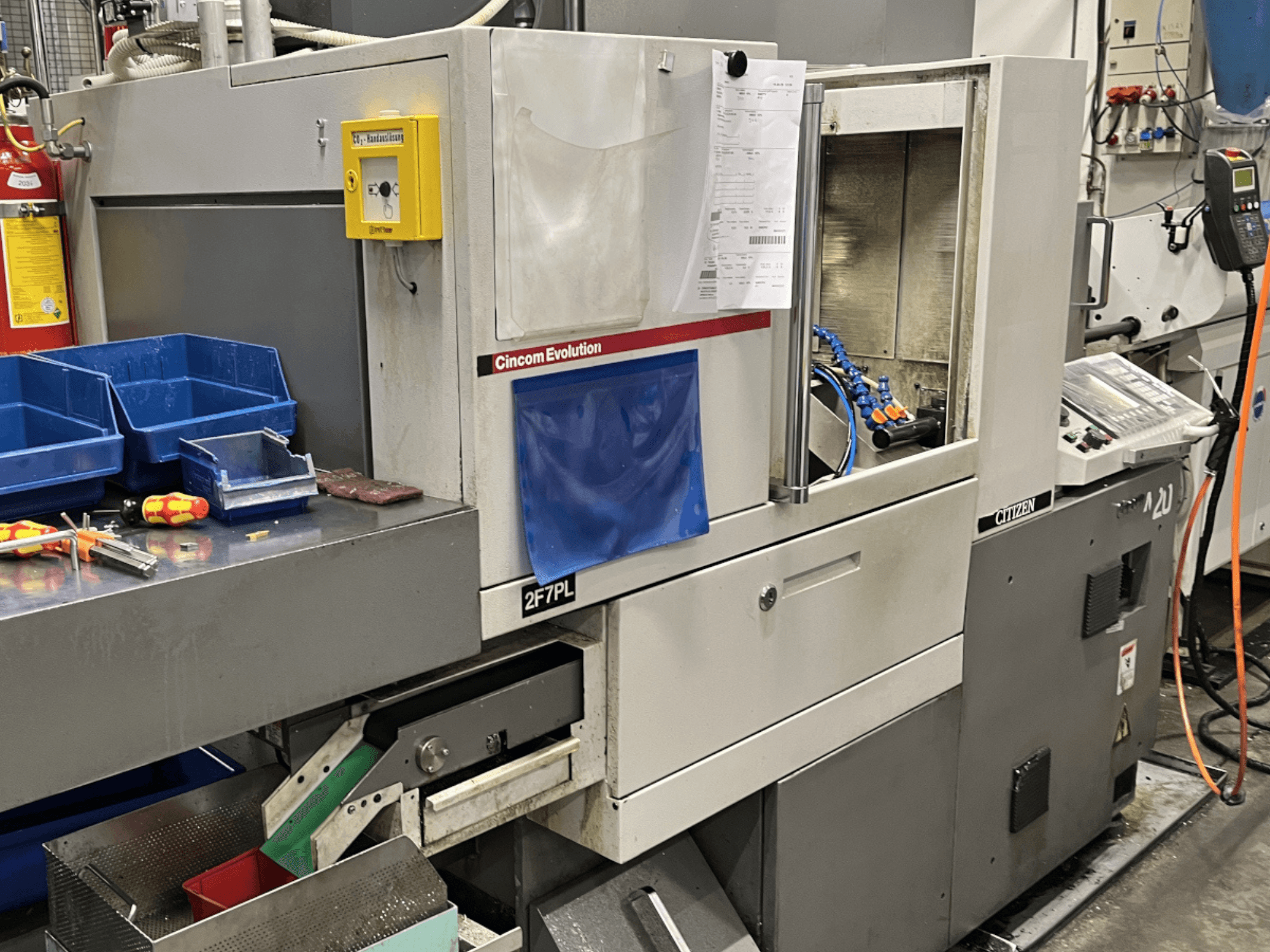 Cincom Evolution 2F7PL -työstökeskus, etukuva; siinä on hallintalaitteet, työkalulaatikot ja yksityiskohtainen käyttöpaneeli.