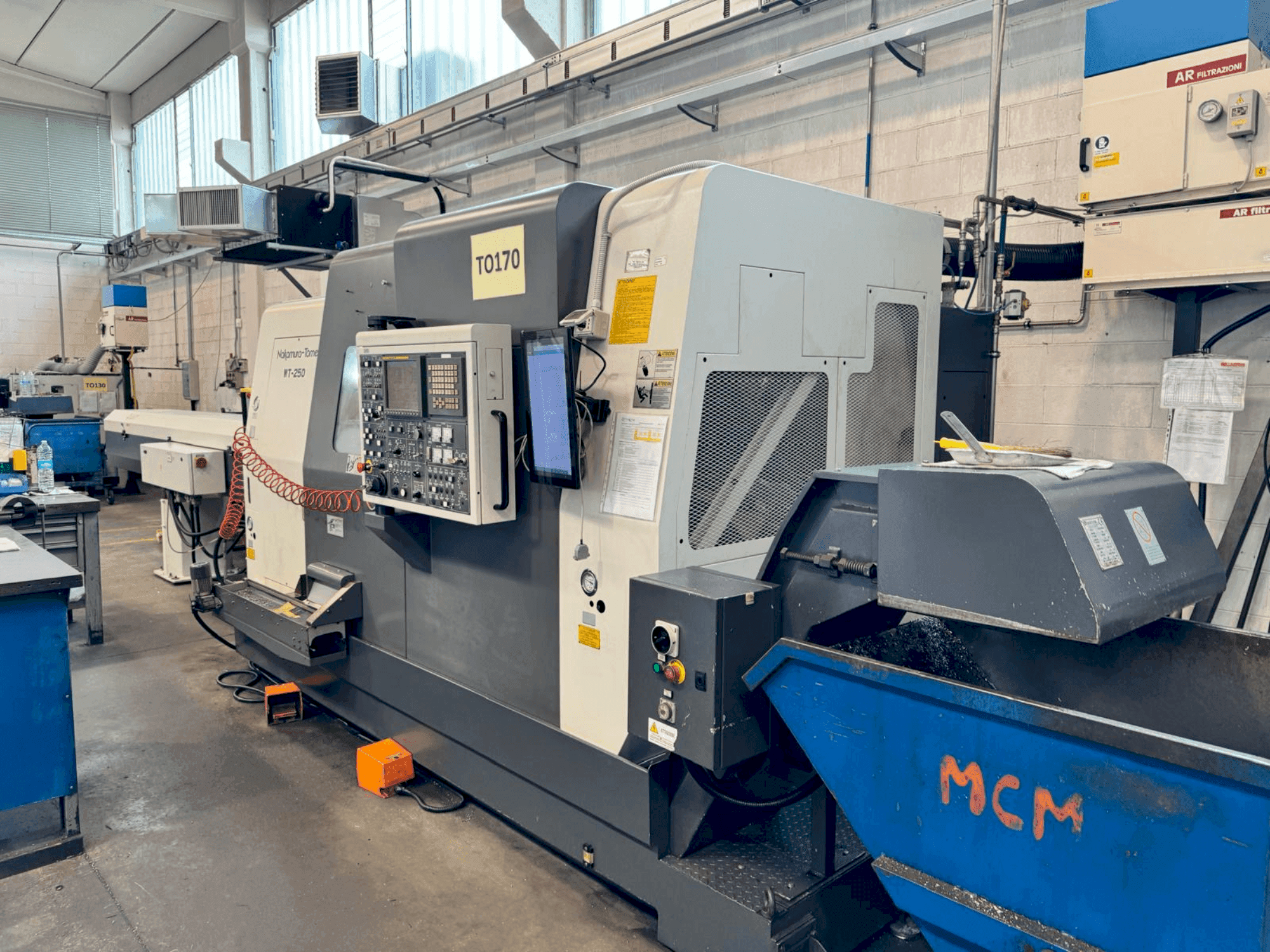 Koneen NAKAMURA WT 250 etunäkymä