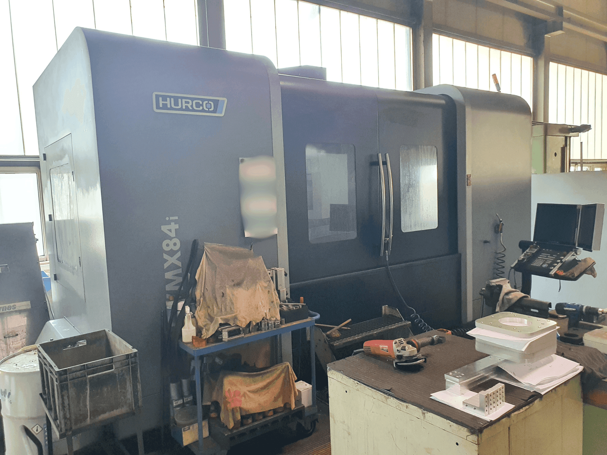 Koneen Hurco VMX 84i etunäkymä