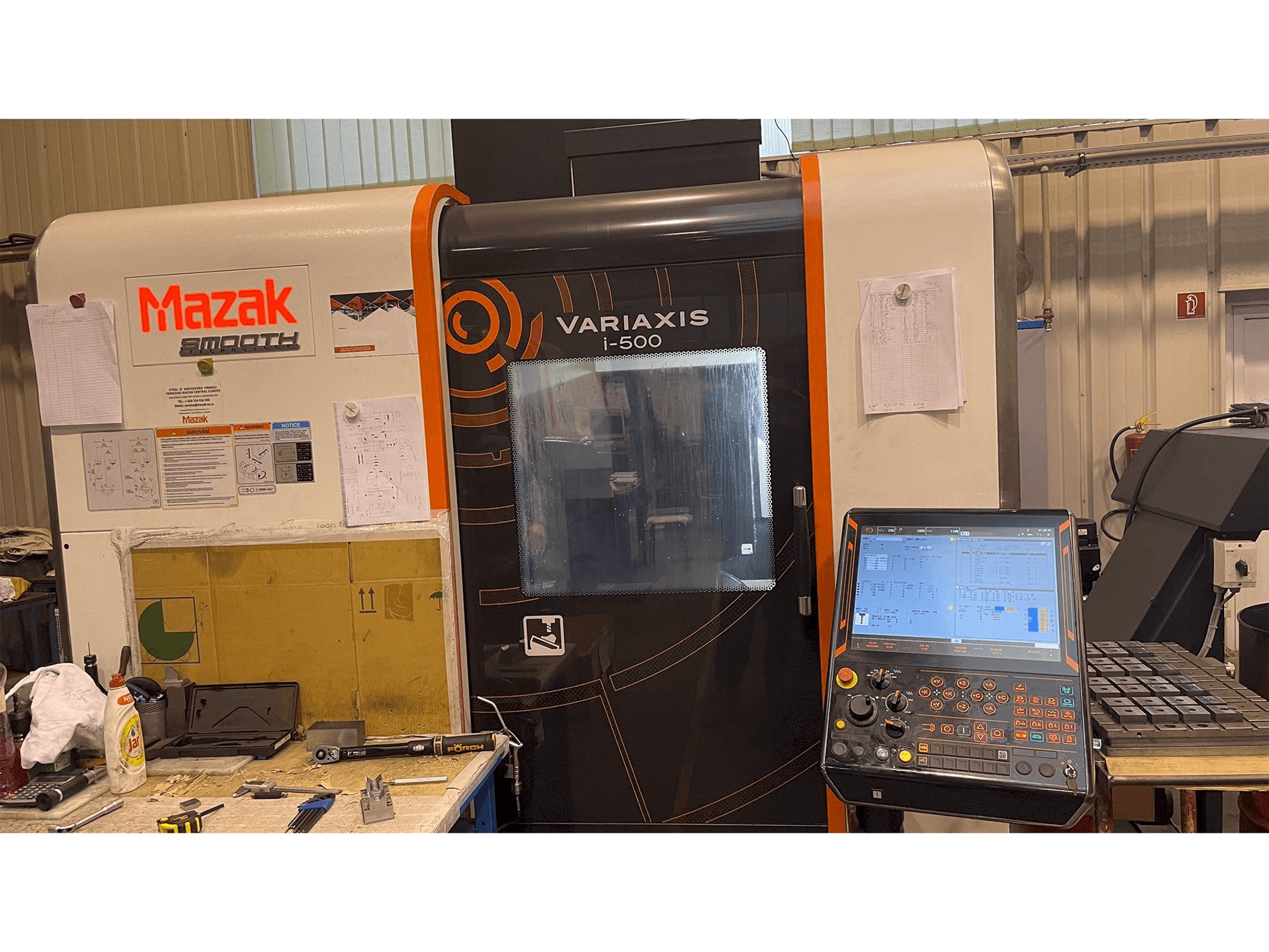 Koneen Mazak Variaxis i-500 etunäkymä