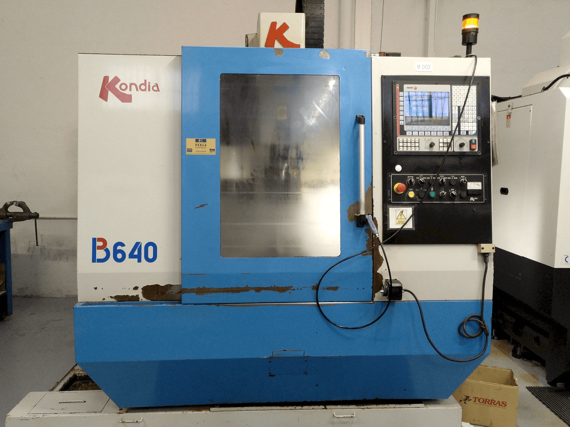 Koneen KONDIA B-640 etunäkymä