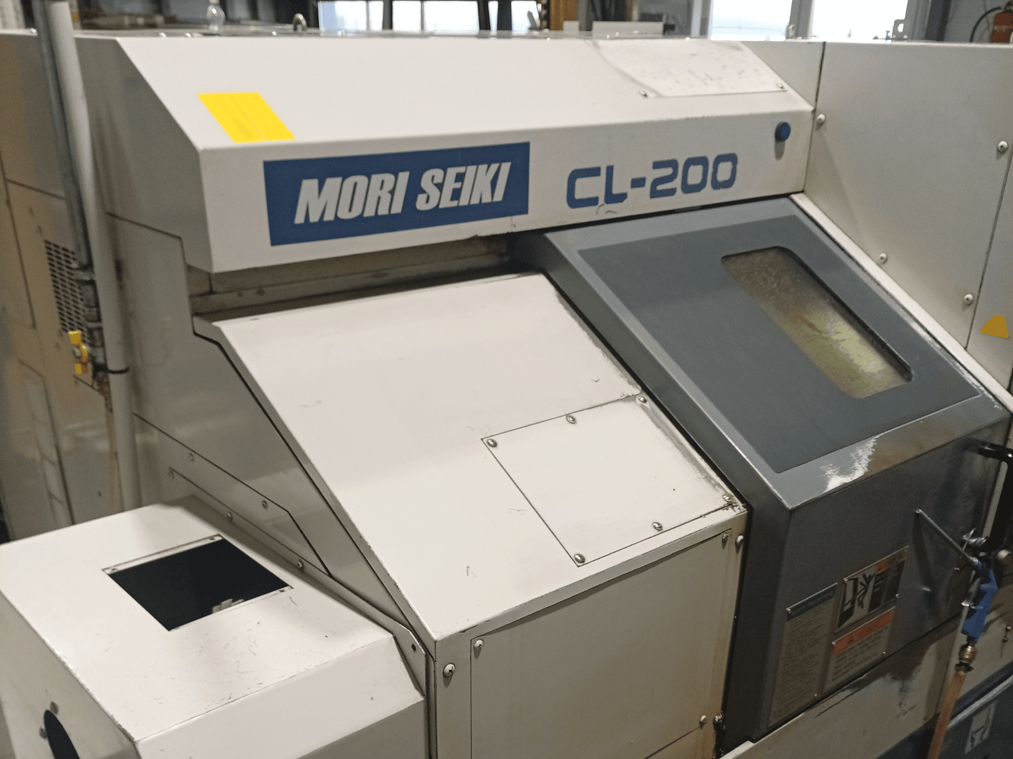 DMG Mori Seiki CL-200B vaakasuuntainen sorvauskone, etukuva, jossa näkyy ohjauspaneeli ja jäähdytysnesteen ikkunan yksityiskohdat.