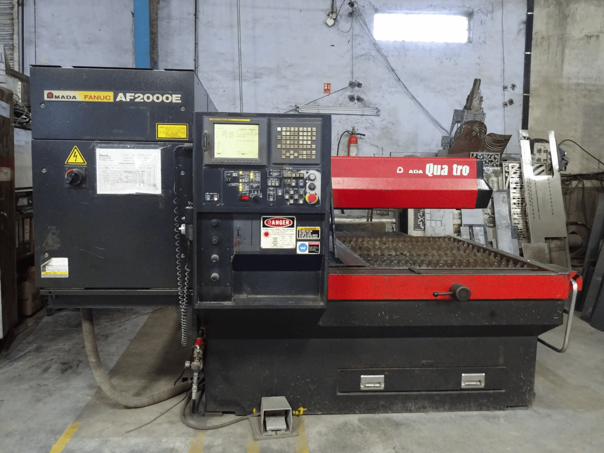 Koneen AMADA etunäkymäQuattro AF2000E