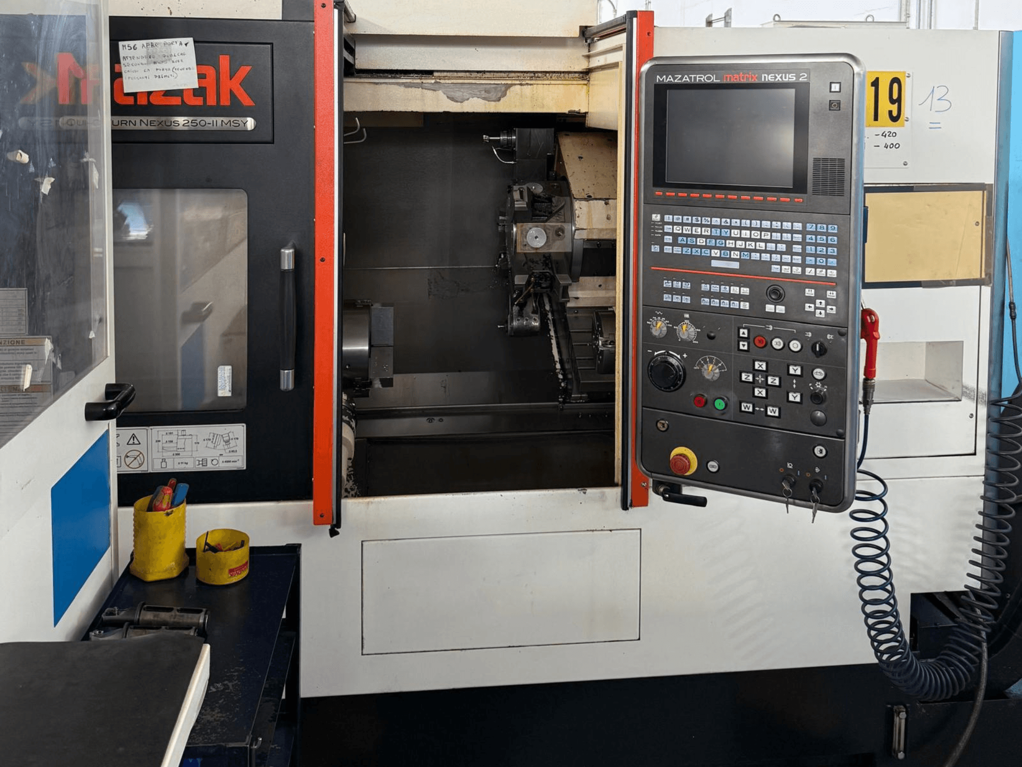 Mazak QTN 250 II MSY -vaakasuoran sorvin etunäkymä, jossa näkyvät MAZATROL Matrix Nexus 2 -ohjauspaneeli ja koneen osat.