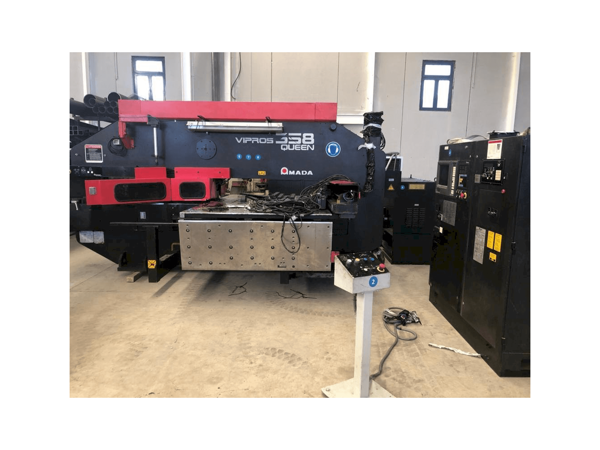 Koneen AMADA Vipros 358 Queen etunäkymä