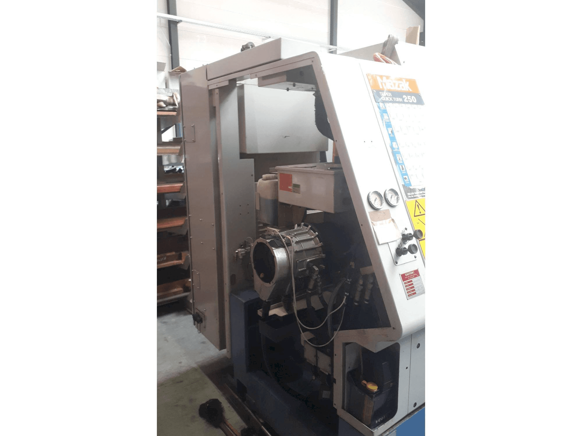 Koneen Mazak Super Quick Turn 250 vasen näkymä