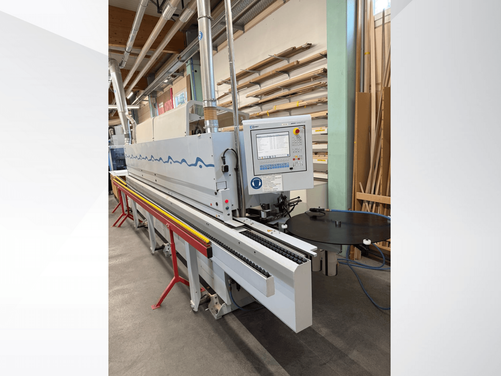 Etukuva HolzHer-reunanauhoitusautomaatista, jossa on ohjauspaneeli, kuljetusjärjestelmä ja pyöreä tukipöytä.