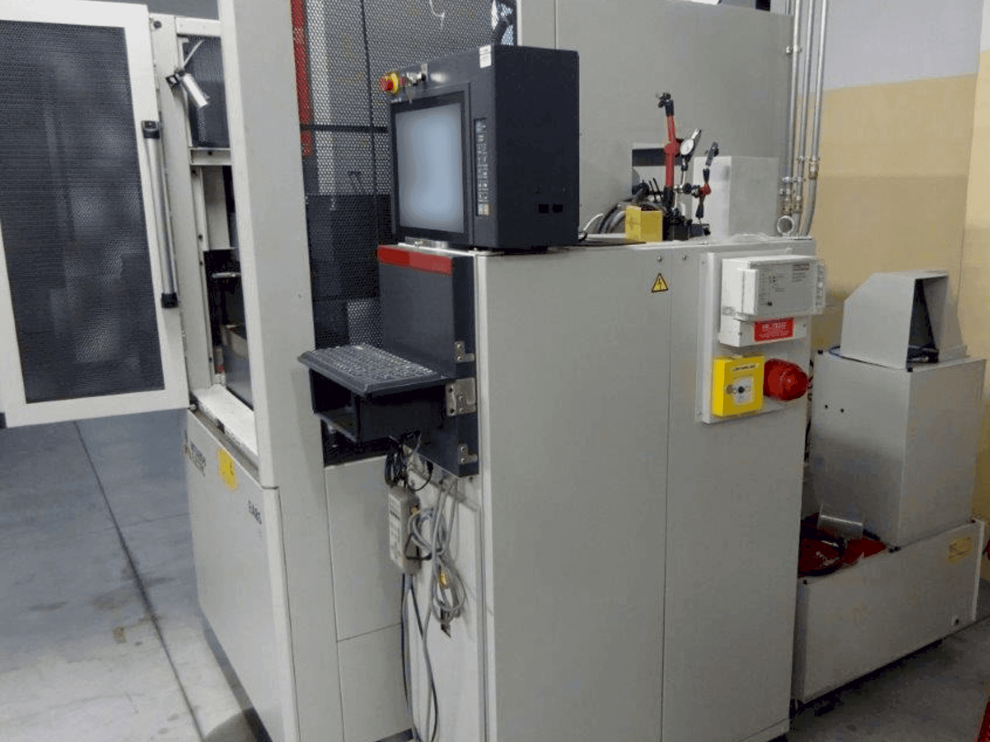 Koneen Mitsubishi Electric EA8-S etunäkymä