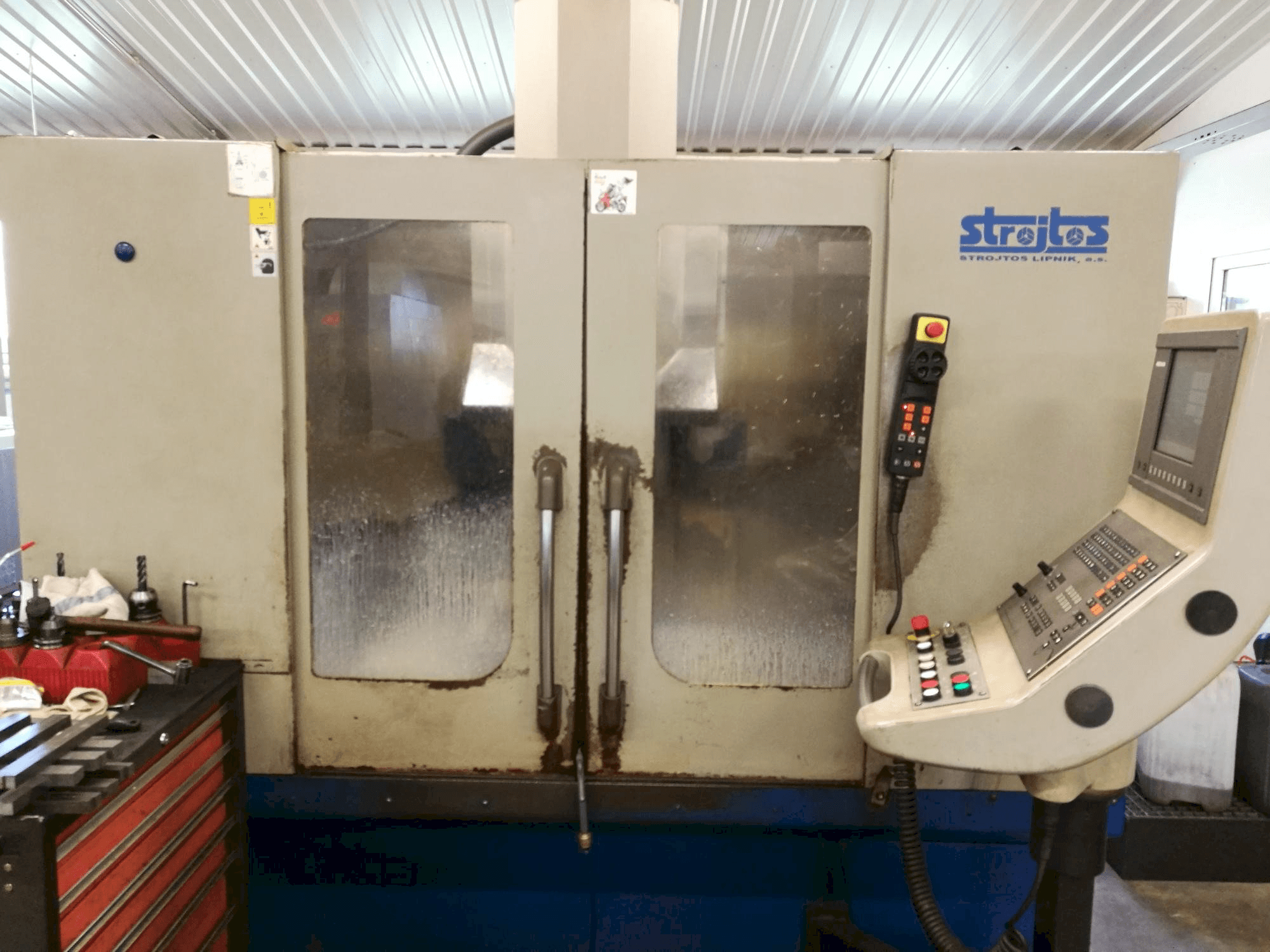 Koneen Strojtos VMC 40/8 etunäkymä