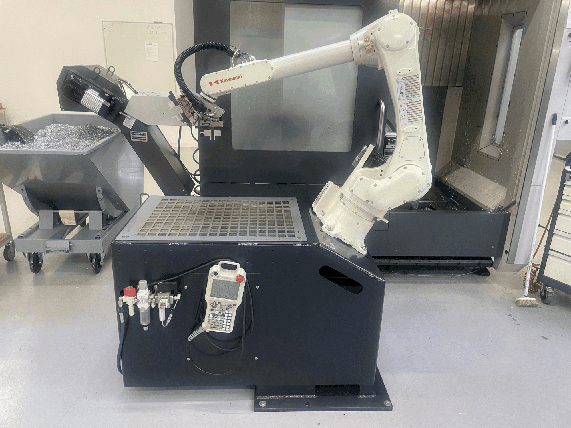 Koneen Kawasaki RS006L etunäkymä