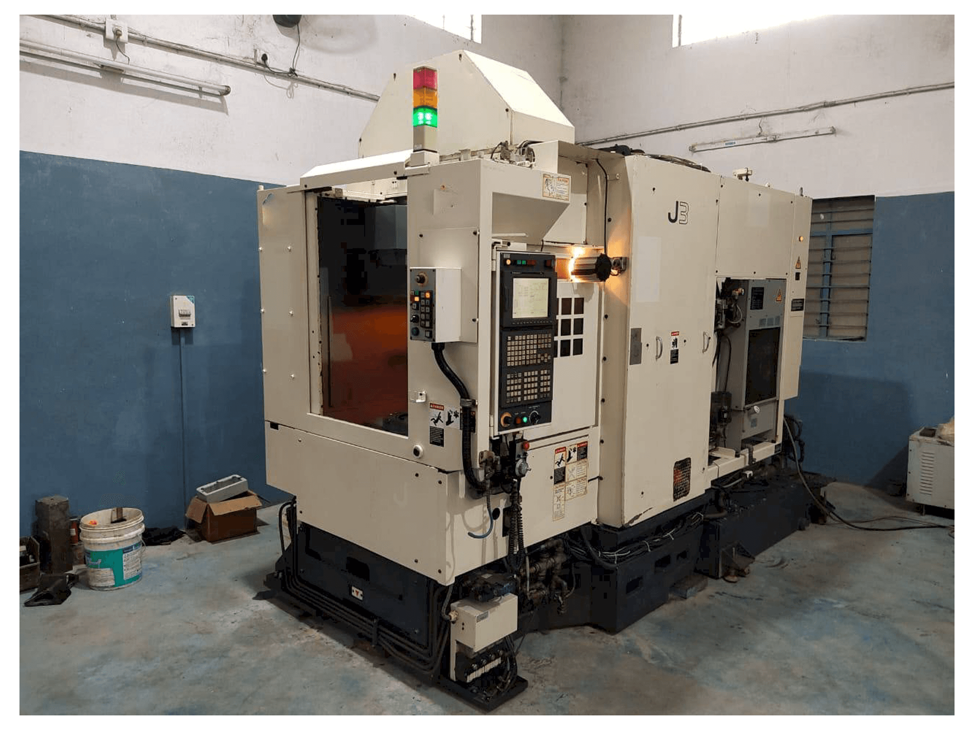 Koneen Makino J3 etunäkymä