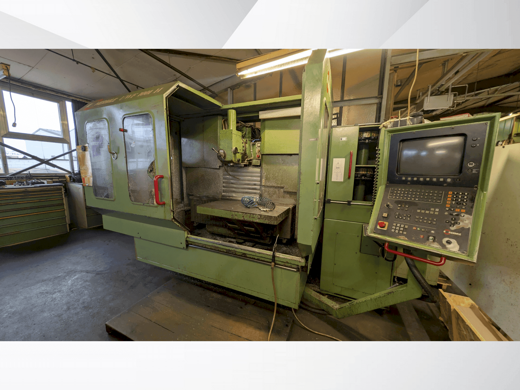 Koneen HERMLE 1001 etunäkymä