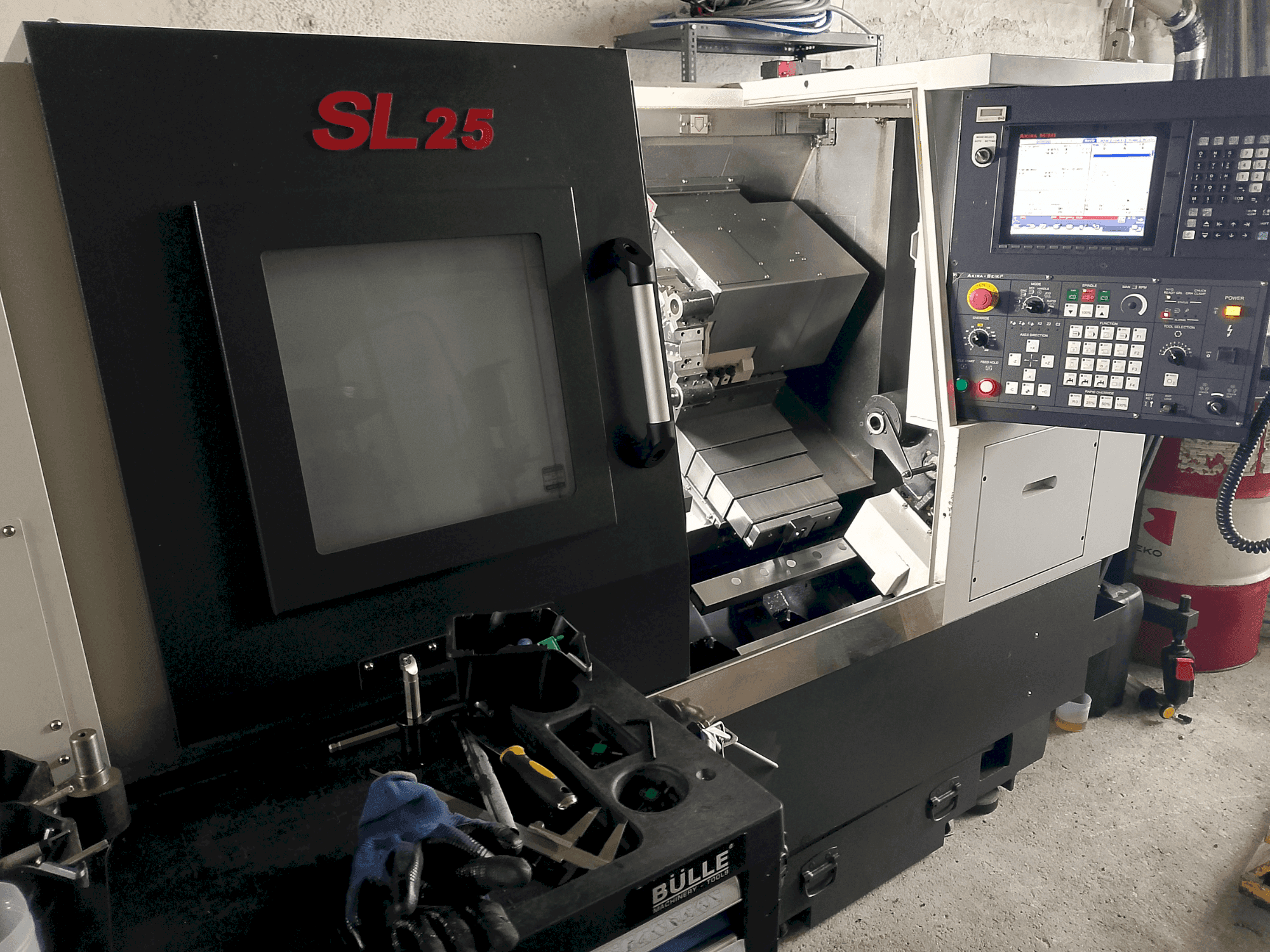 Koneen Akira Seiki SL 25 etunäkymä