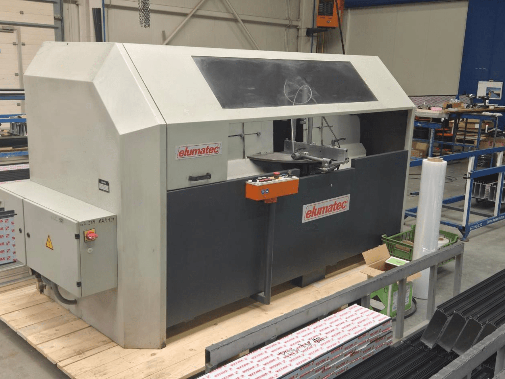 Elumatec AKS 134 -metallipyörösaha, etukuva, jossa näkyy ohjauspaneeli ja leikkausalue puualustalla.