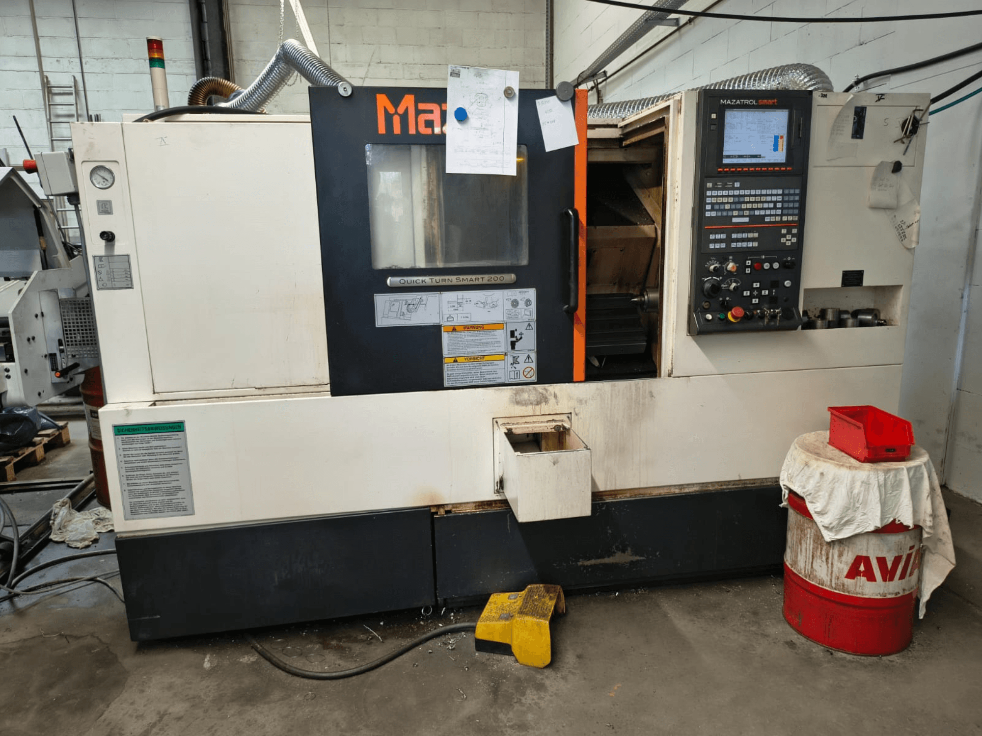 Mazak Quick Turn Smart 200, vaakasuora sorvi, etunäkymä, jossa näkyvät ohjauspaneeli, jäähdytysnestesäiliö ja merkinnät.