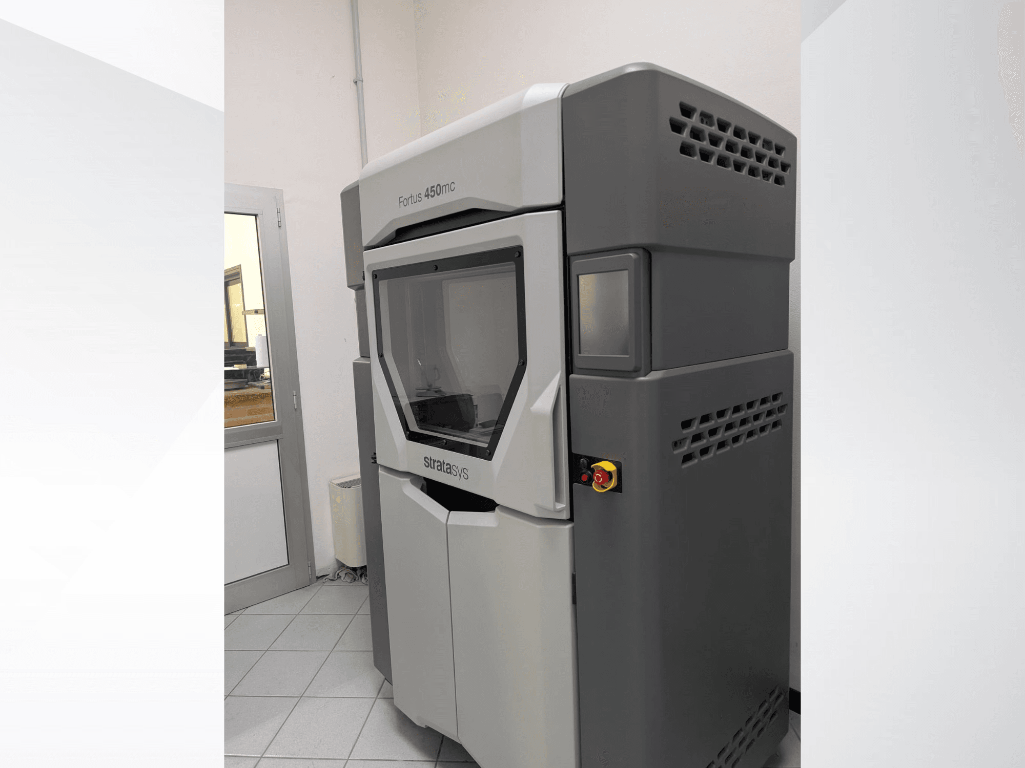 Stratasys FORTUS 450mc -muovinen 3D-tulostin sivukuvassa, jossa näkyy tyylikäs muotoilu ja ohjauspaneeli.