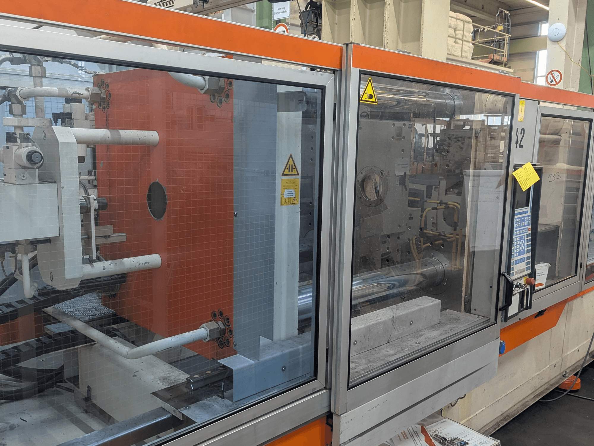 Etukuva DEMAG SYSTEC 80/420-310 hydraulisesta ruiskuvalukoneesta, jossa on näkyvissä ohjauspaneeli ja koneen osia.