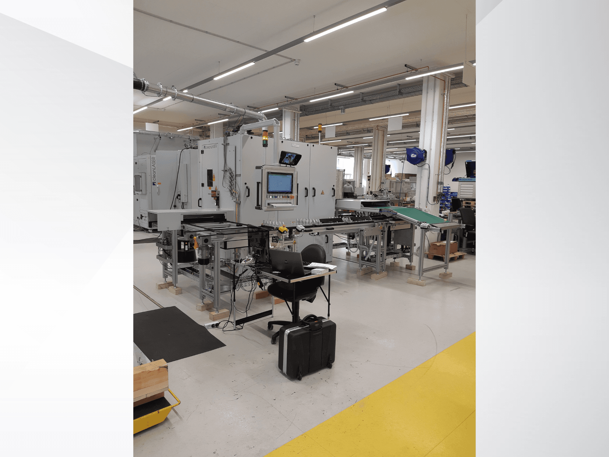 CLEAN LASER clean CELL 3220 CL600 -työstökone, etunäkymä ohjauspaneelin ja työtilan kanssa tehdasasetuksissa.