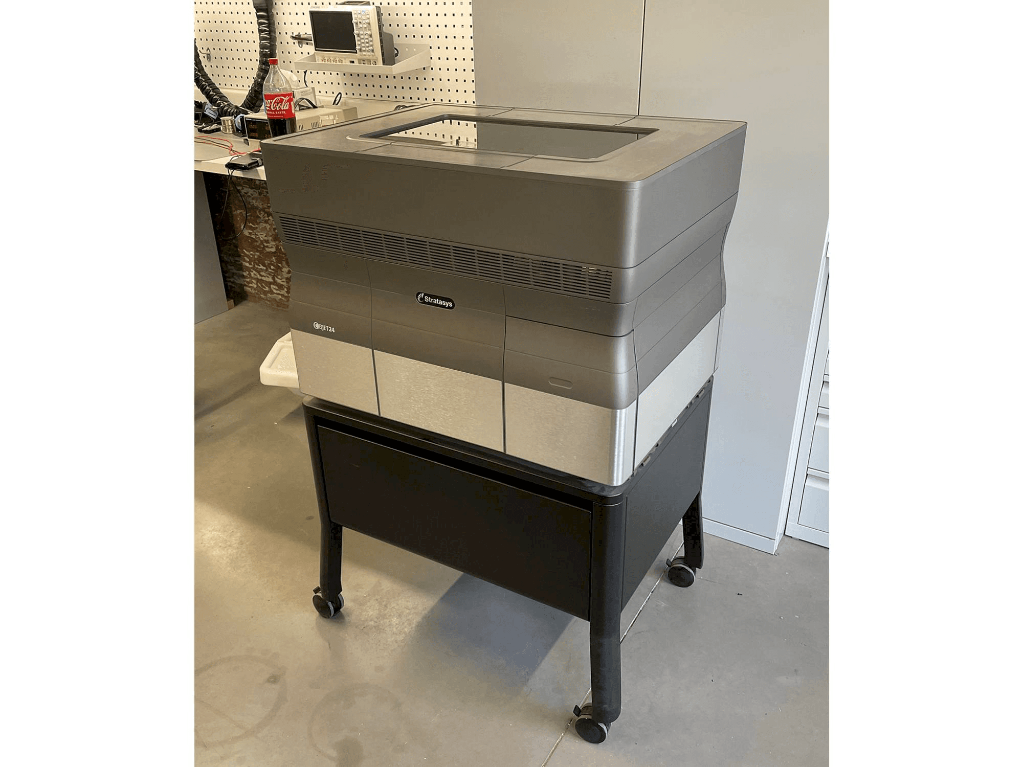 Koneen Stratasys Objet24 etunäkymä