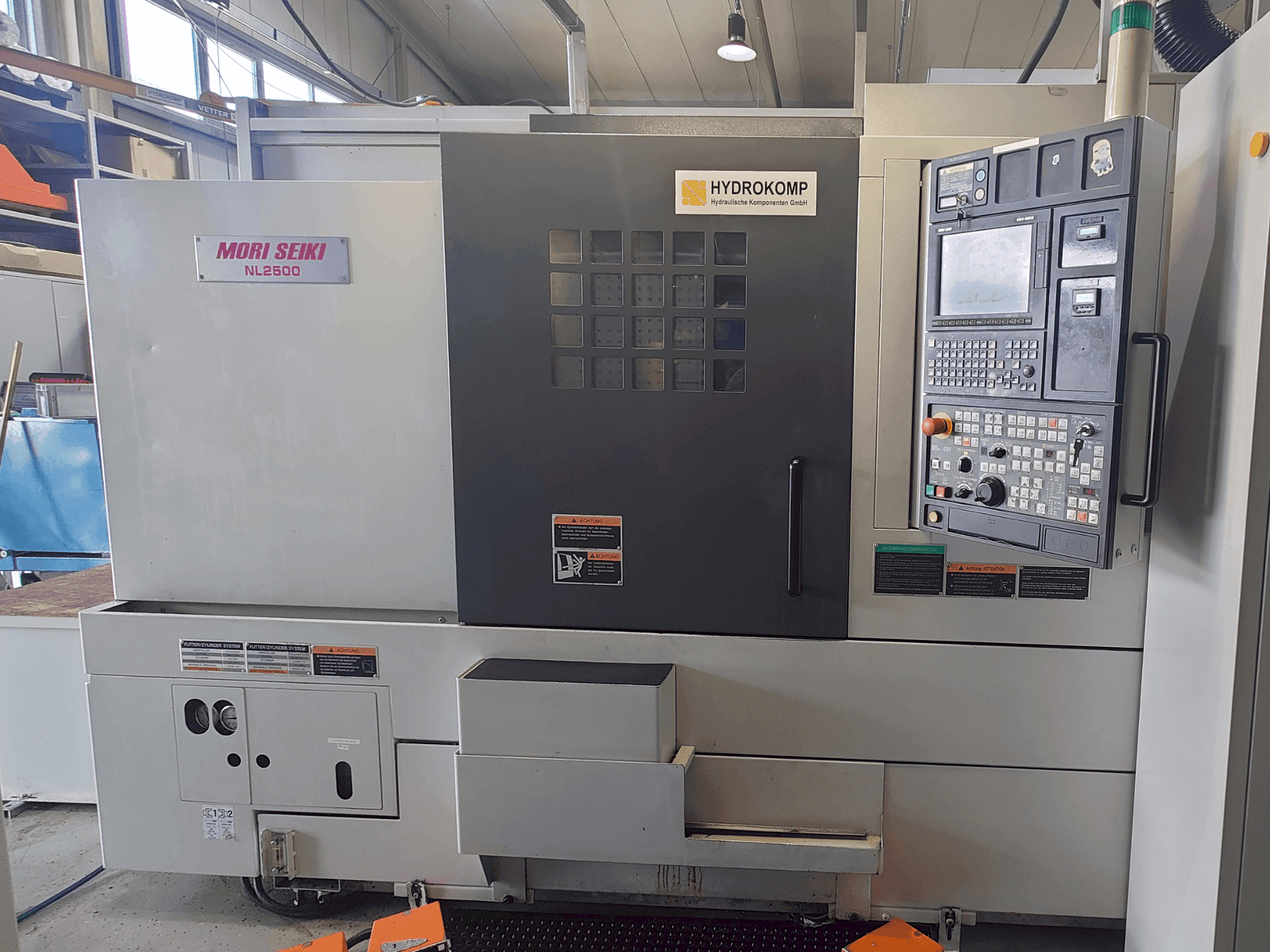 Koneen DMG Mori Seiki NL2500SY/700 etunäkymä