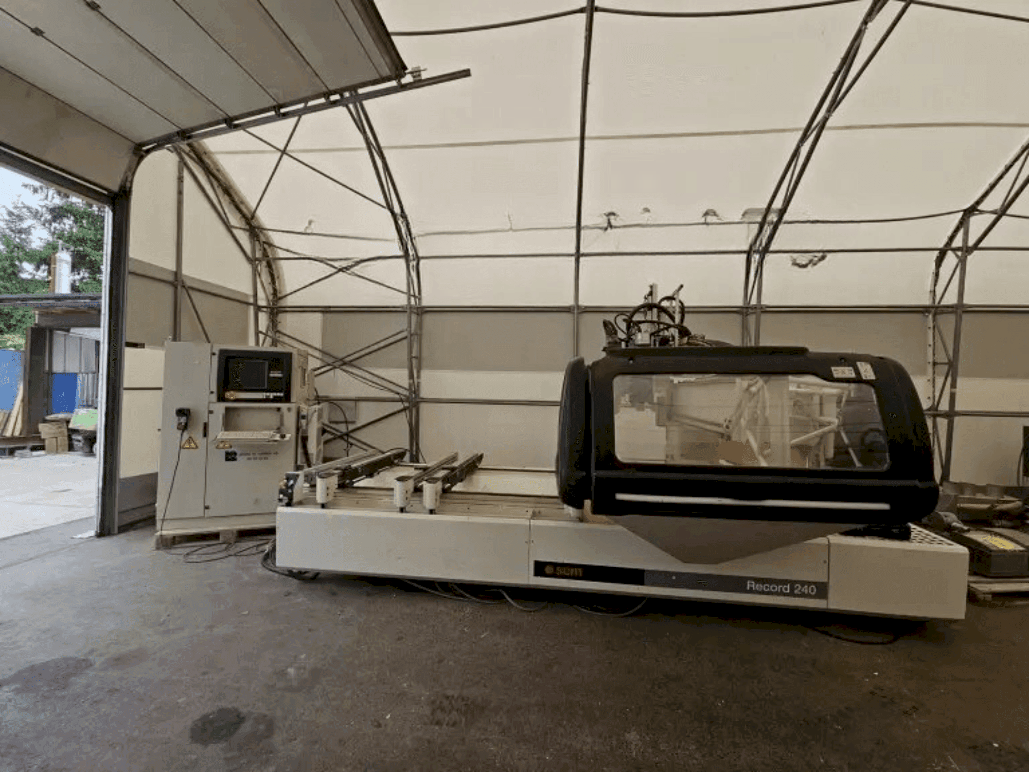 Koneen SCM Record 240 TV etunäkymä